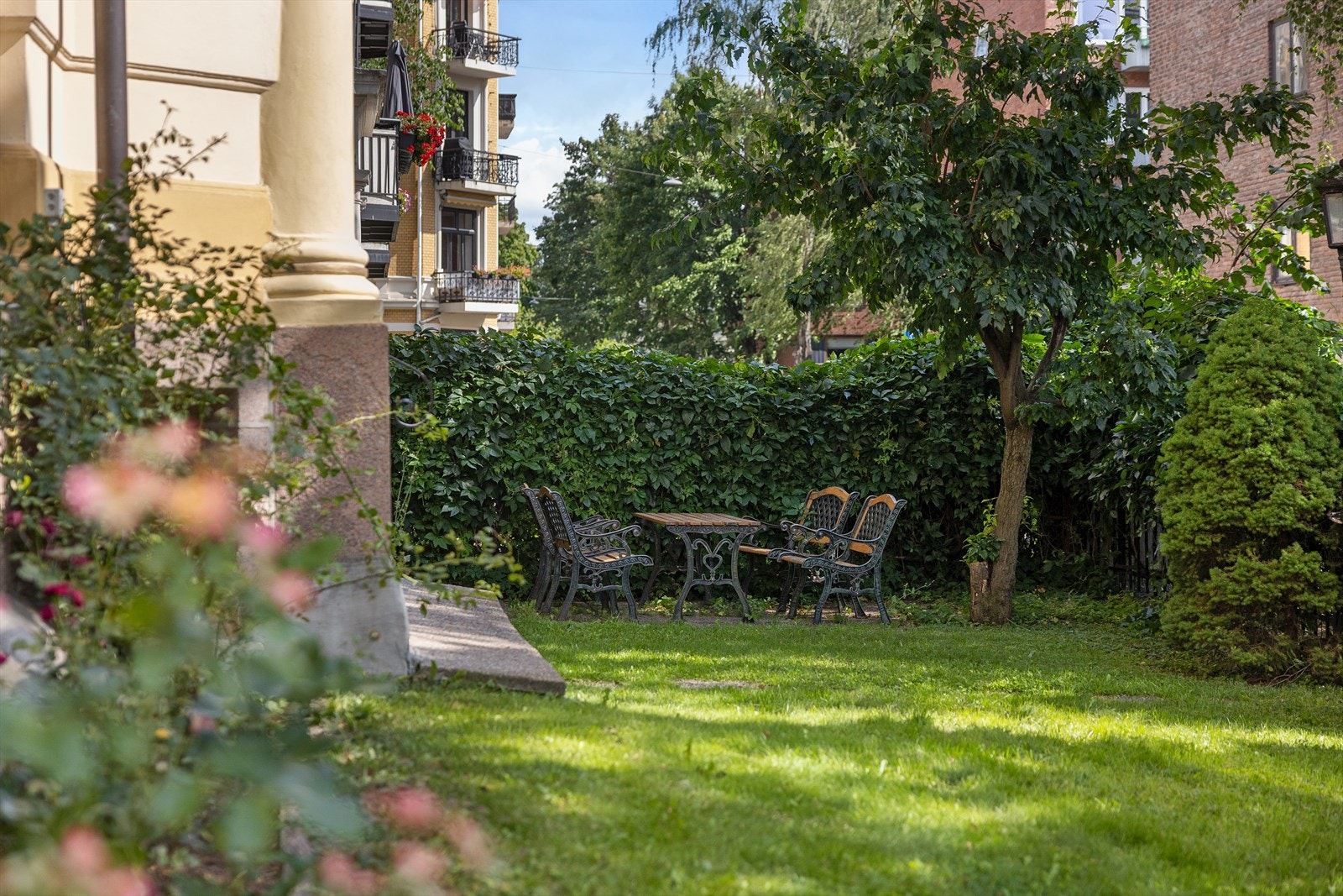 Her er det tilrettelagt for sitteplasser. Et perfekt sted å nyte frodige og rolige omgivelser. Galleribilde