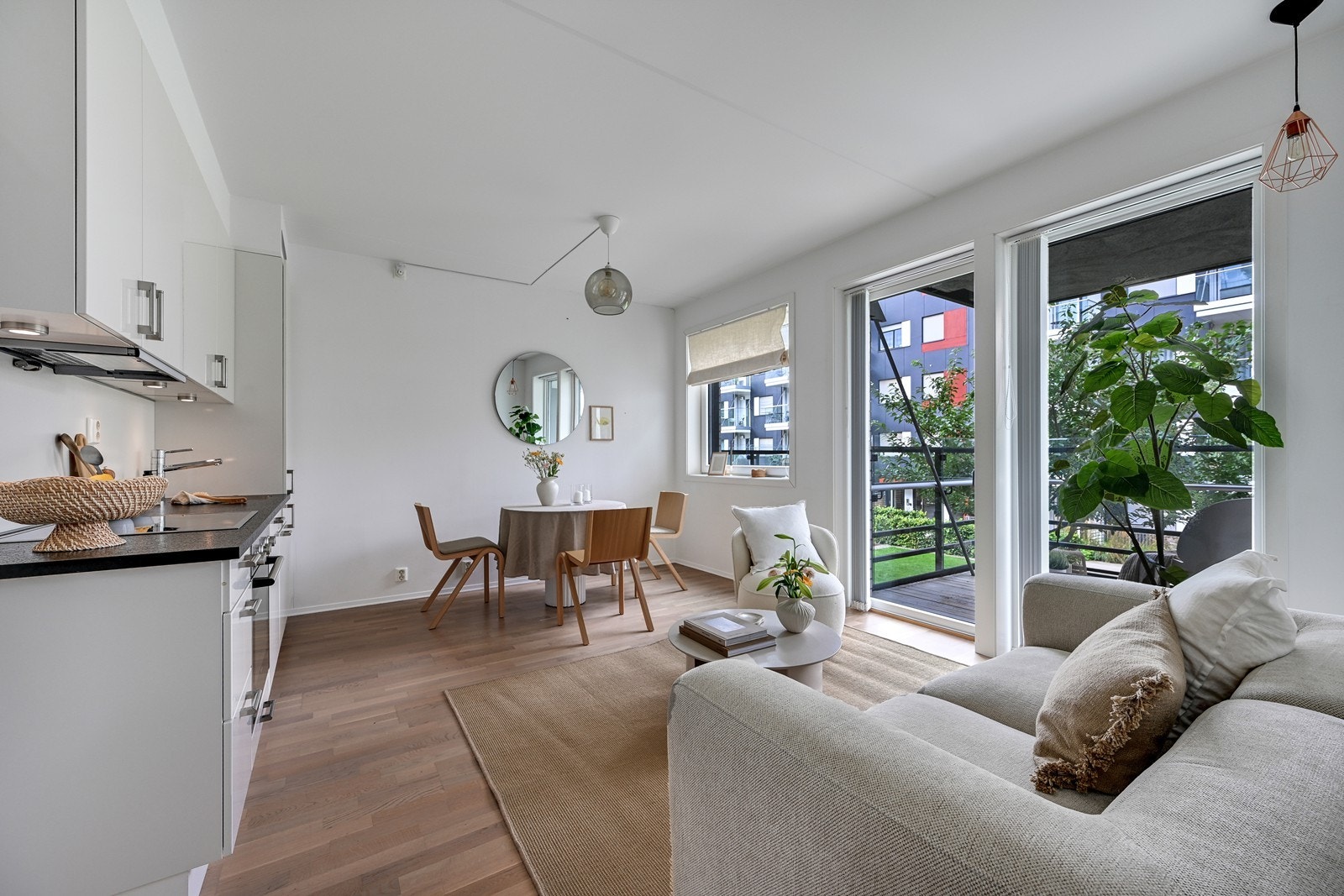 Velkommen til Rambergveien 10A. Stue med åpen kjøkkenløsning og utgang til vestvendt balkong. Galleribilde
