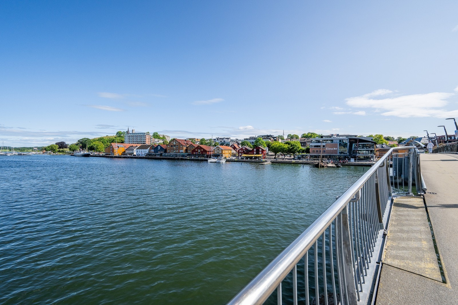 Nærområdet - Gangbrua over til brygga med flere restauranter. Galleribilde