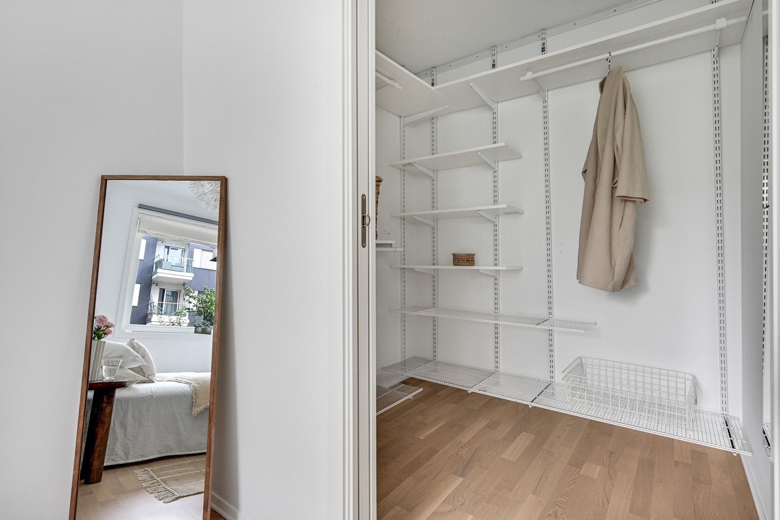 Soverom med direkte adkomst til garderoberom/bod. Galleribilde