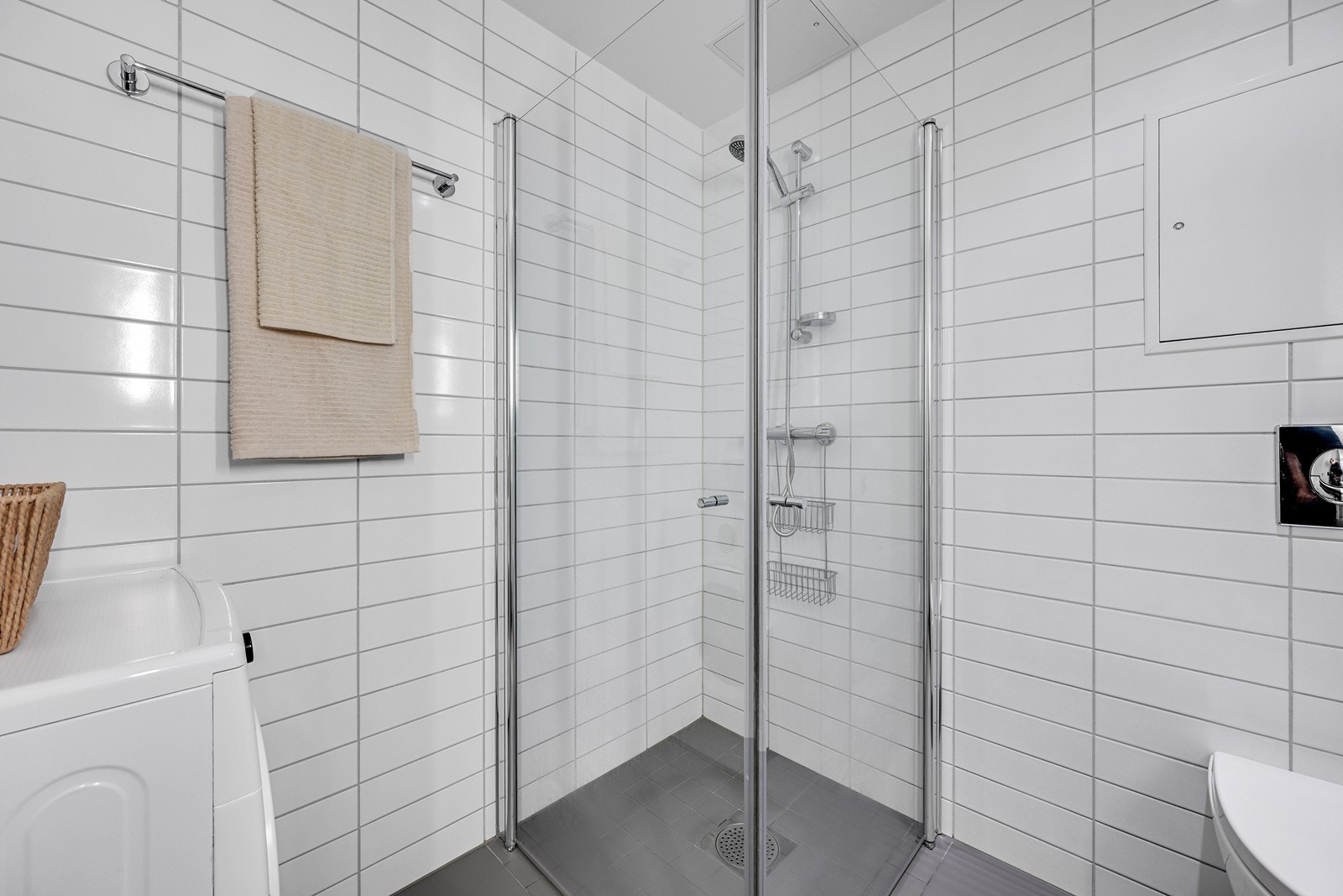 Bad/wc med dusj og opplegg til vaskemaskin. Galleribilde