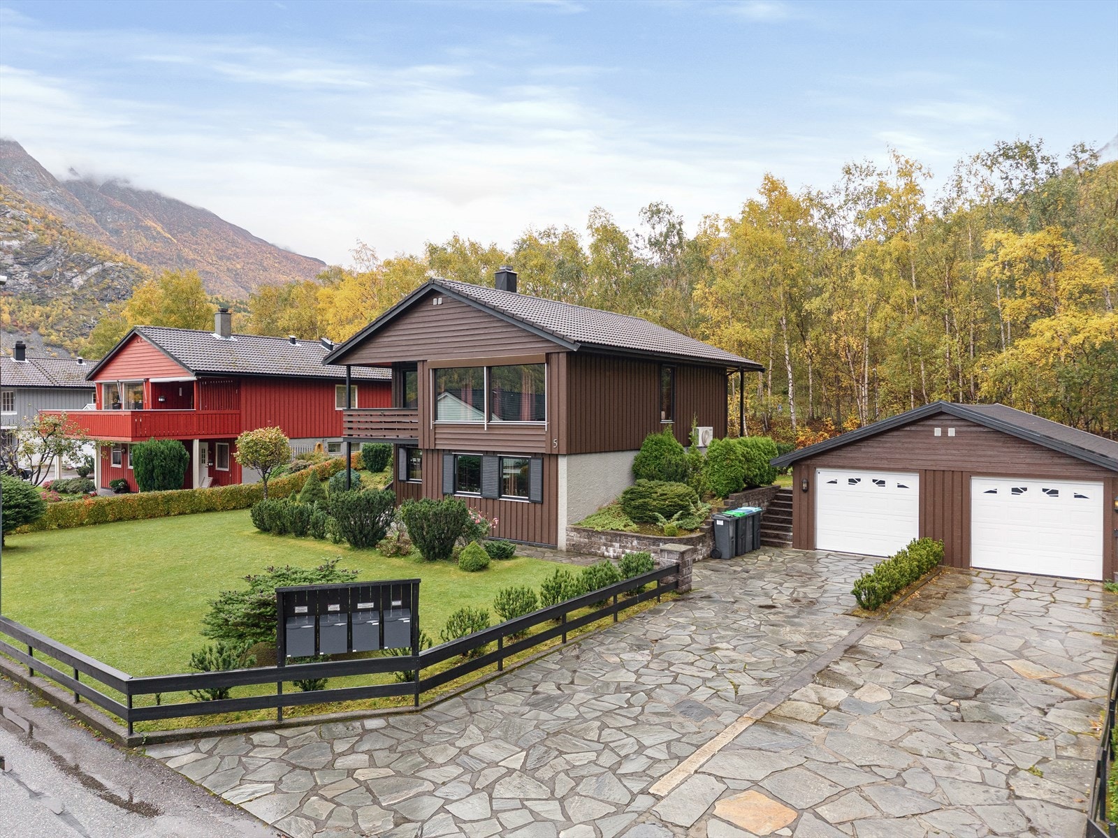 Bustaden har romsleg planløysing med gode opphaldsrom, fleire soverom og god lagringsplass. I tillegg kan eigedomen by på garasj, samt stor, solrik hage som gir godt med uteplass og trivsel for både små og store. Galleribilde