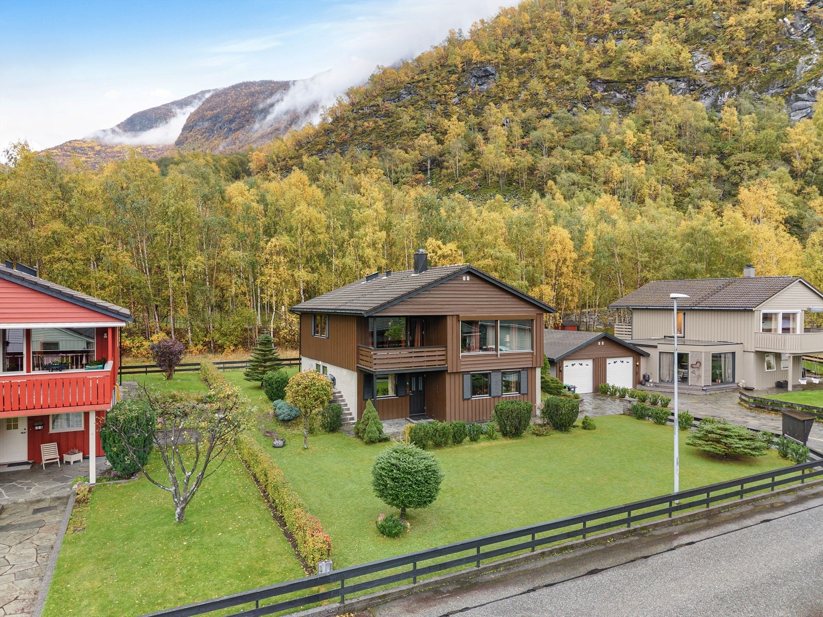 Sjølveigartomt med pent opparbeida tomt på to plan med velhaldt uteområde. Galleribilde