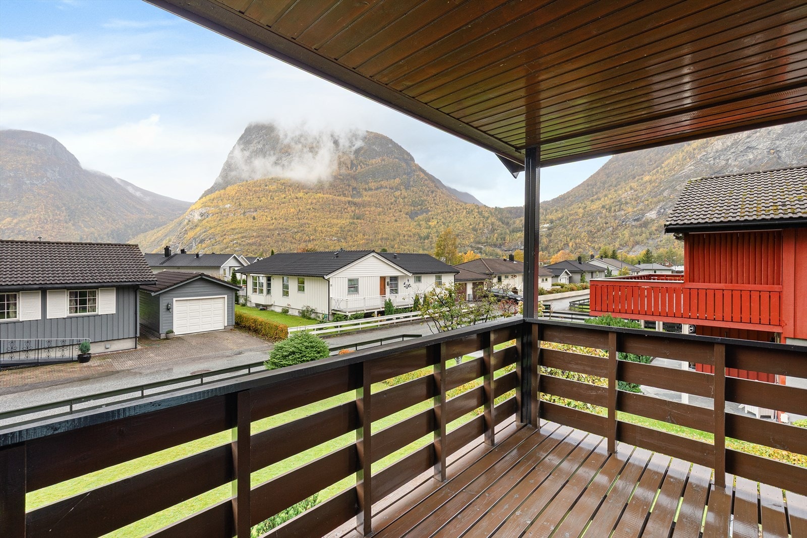 Koselig veranda med takoverbygg og utsikt mot Bøttejuvet. Galleribilde