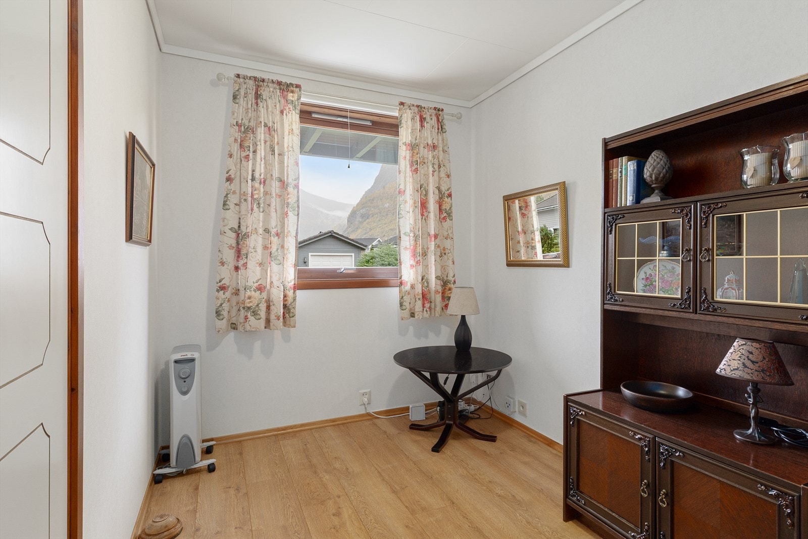 I 1. Etasje finn ein gang, vindfang, trapp/Gang, tre soverom, vaskerom, bad og to boder. Galleribilde