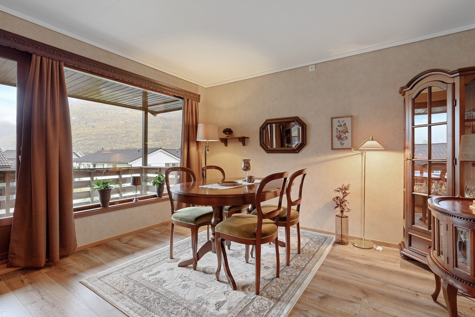 Like ved kjøkkenet har ein plass til spisegruppe. Galleribilde