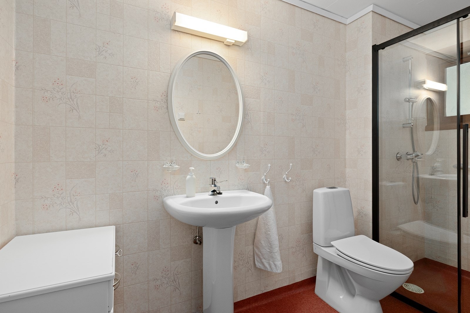 Frå soverom har ein tilkomst til privat bad utstyrt med toalett, servant og dusjhjørne med dører frå 2024. Galleribilde