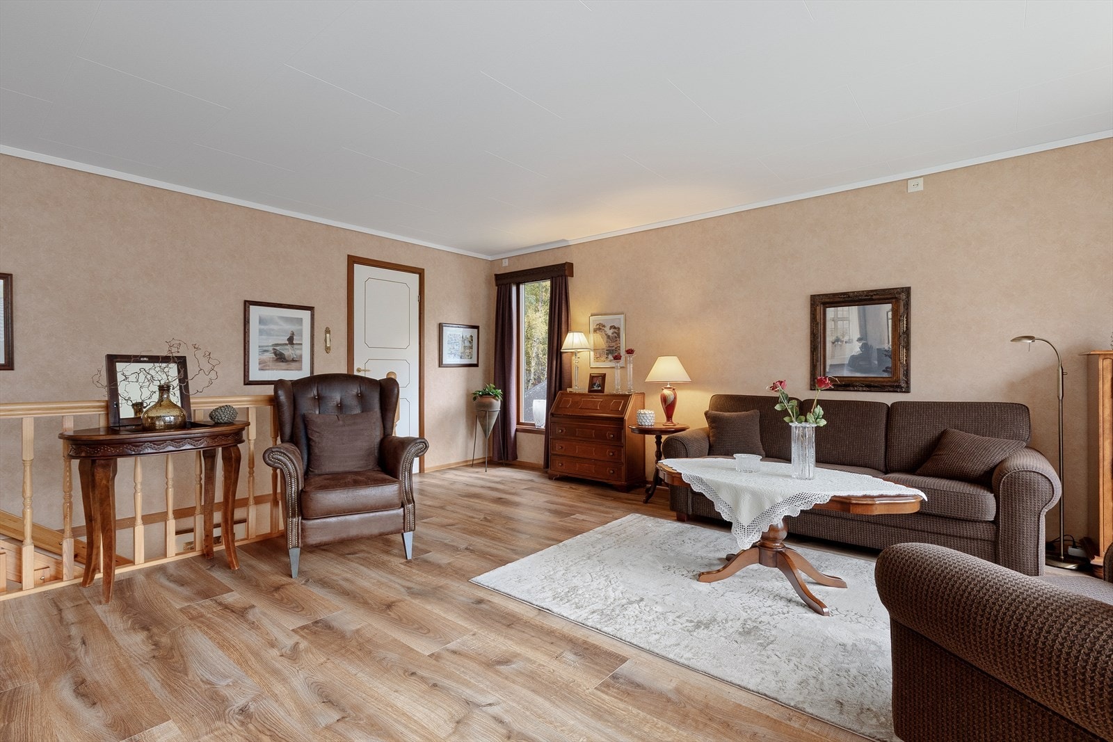 Plass til ei romsleg sittegruppe og ønska møblement. Galleribilde