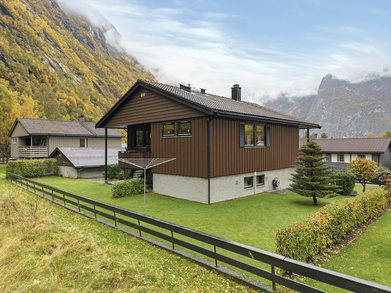 Dette er ein bustad som eignar seg godt for familie eller for dei som ønskjer ein solid og velstelt eigedom med sentral plassering. Galleribilde