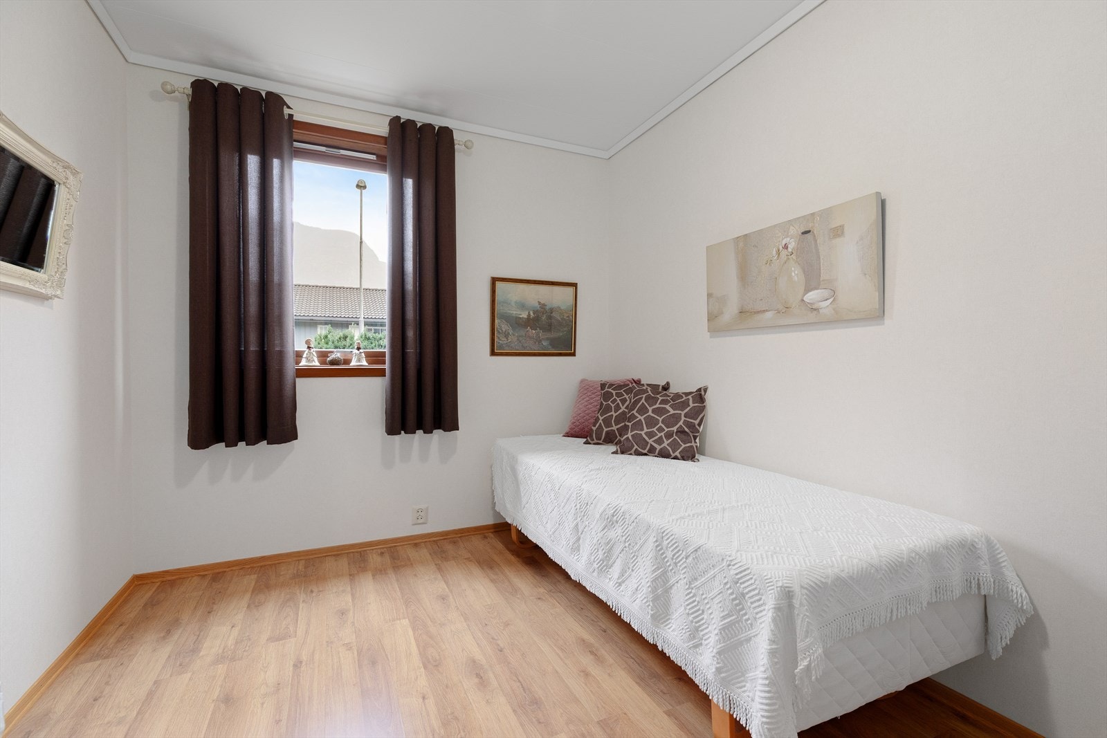 I etasjen har ein tre soverom av lik størrelse med plass til seng og garderobe. Galleribilde