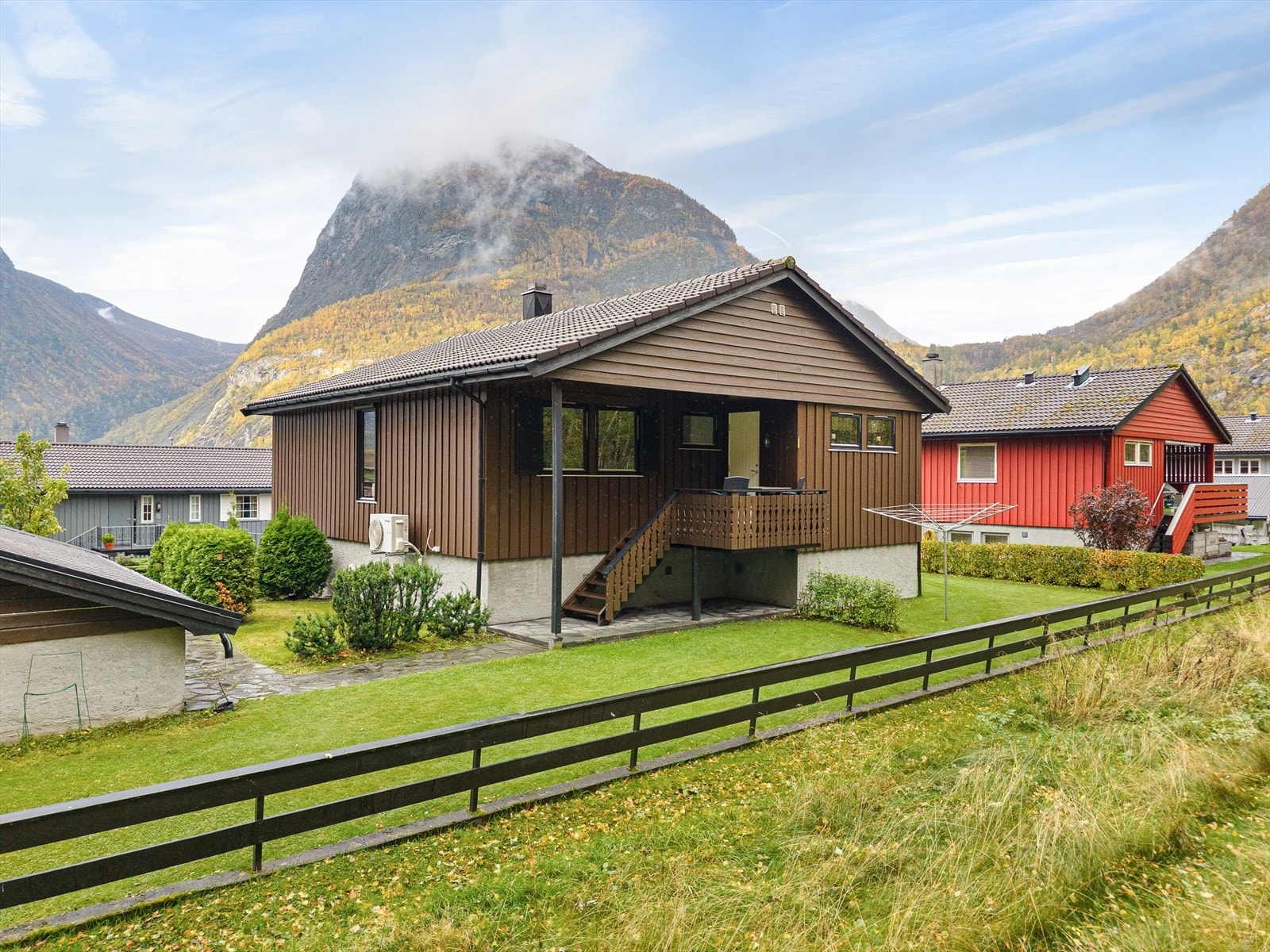 Grøntarealet strekk seg rundt bustaden. Galleribilde