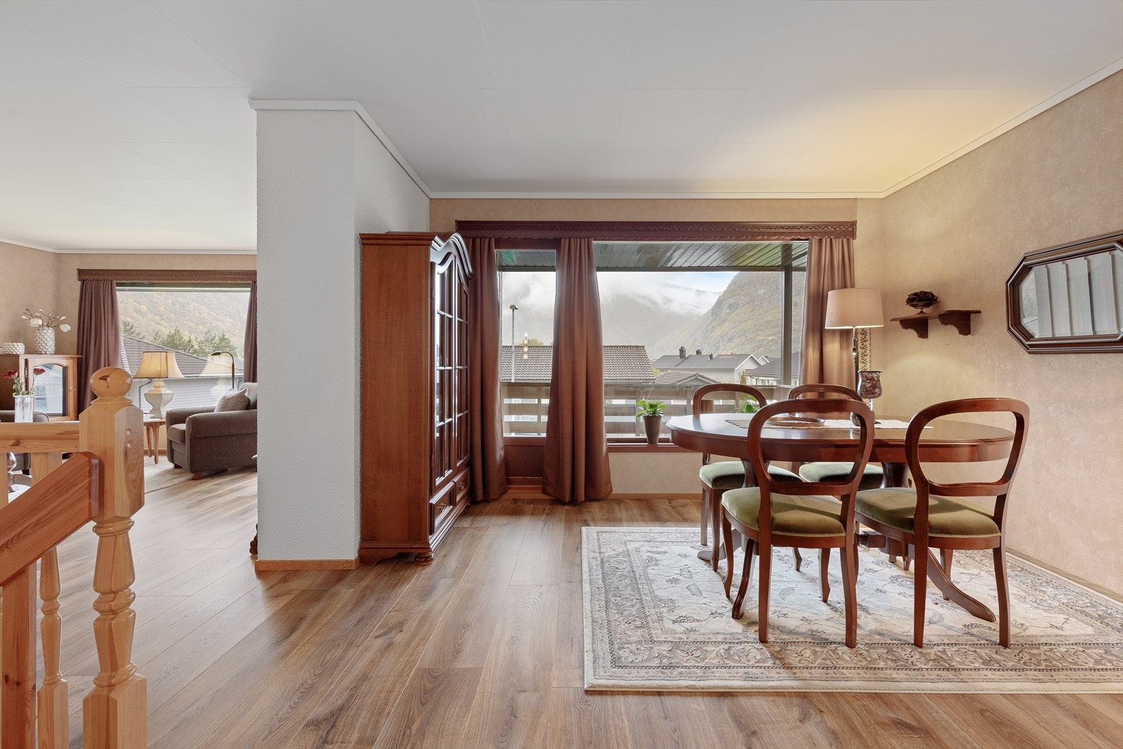 Ein har også store vindaugsflater som slepp inn godt med naturleg lys. Frå stove er det også utgang til koseleg veranda. Galleribilde