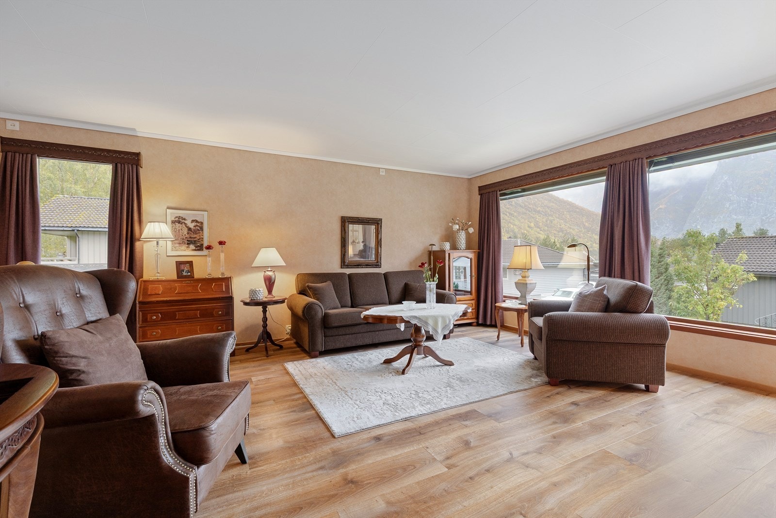 Stova er romsleg og er delt i soner. Galleribilde