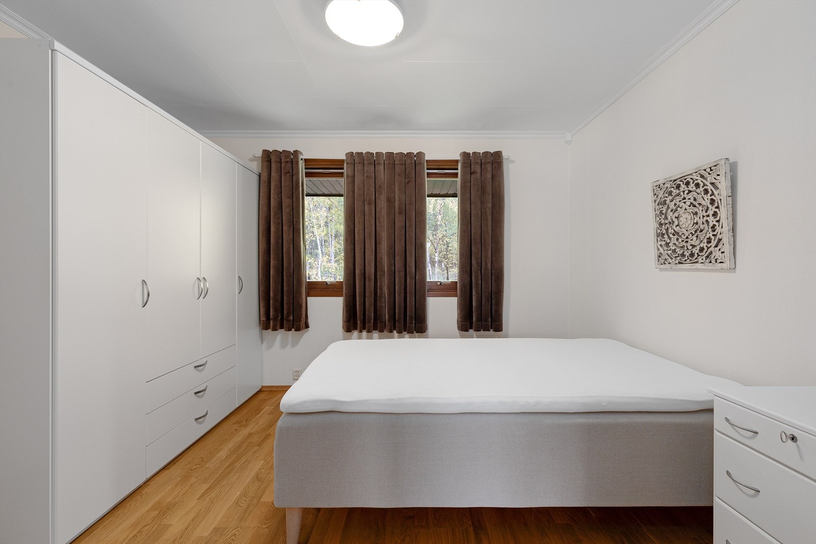 Frå stove er det tilkomst til soverom med god plass til seng og oppbevaring i skap. Galleribilde