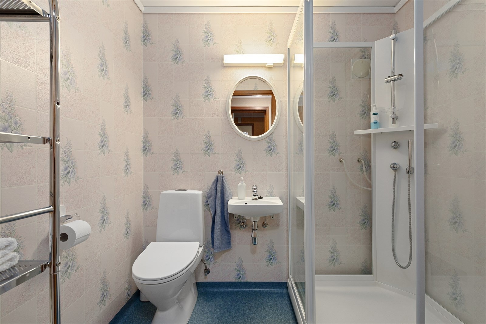 Bad med toalett, servant og dusjkabinett. Galleribilde