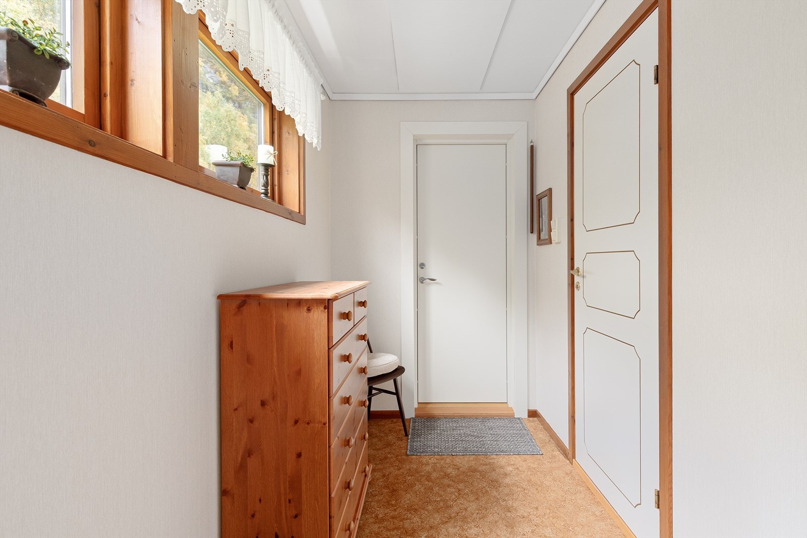 Frå kjøkkenet er det tilkomst til ein mindre mellomgang og dør som fører deg på bakside av bustaden. Galleribilde