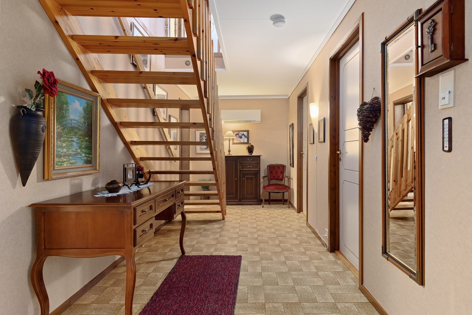 Ved adkomst til bustaden blir ein møtt av ein koseleg entre med moglegheit for å henge frå seg yttertøy og sette frå seg sko. Vidare kjem ein til gang med tilkomst til alle rom i underetasje. Galleribilde