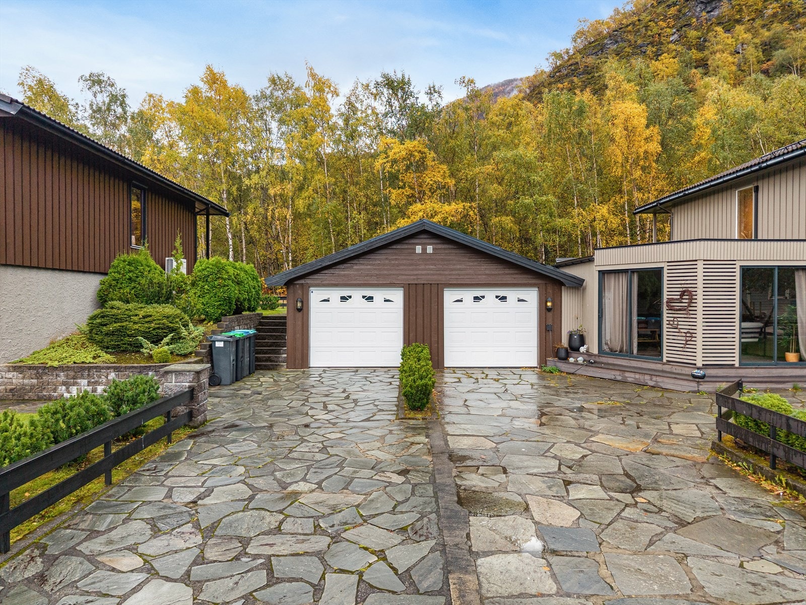 Eigedomen har også tilhøyrande garasje på 21 kvm. Denne er bygd saman med naboeigedomen. Galleribilde