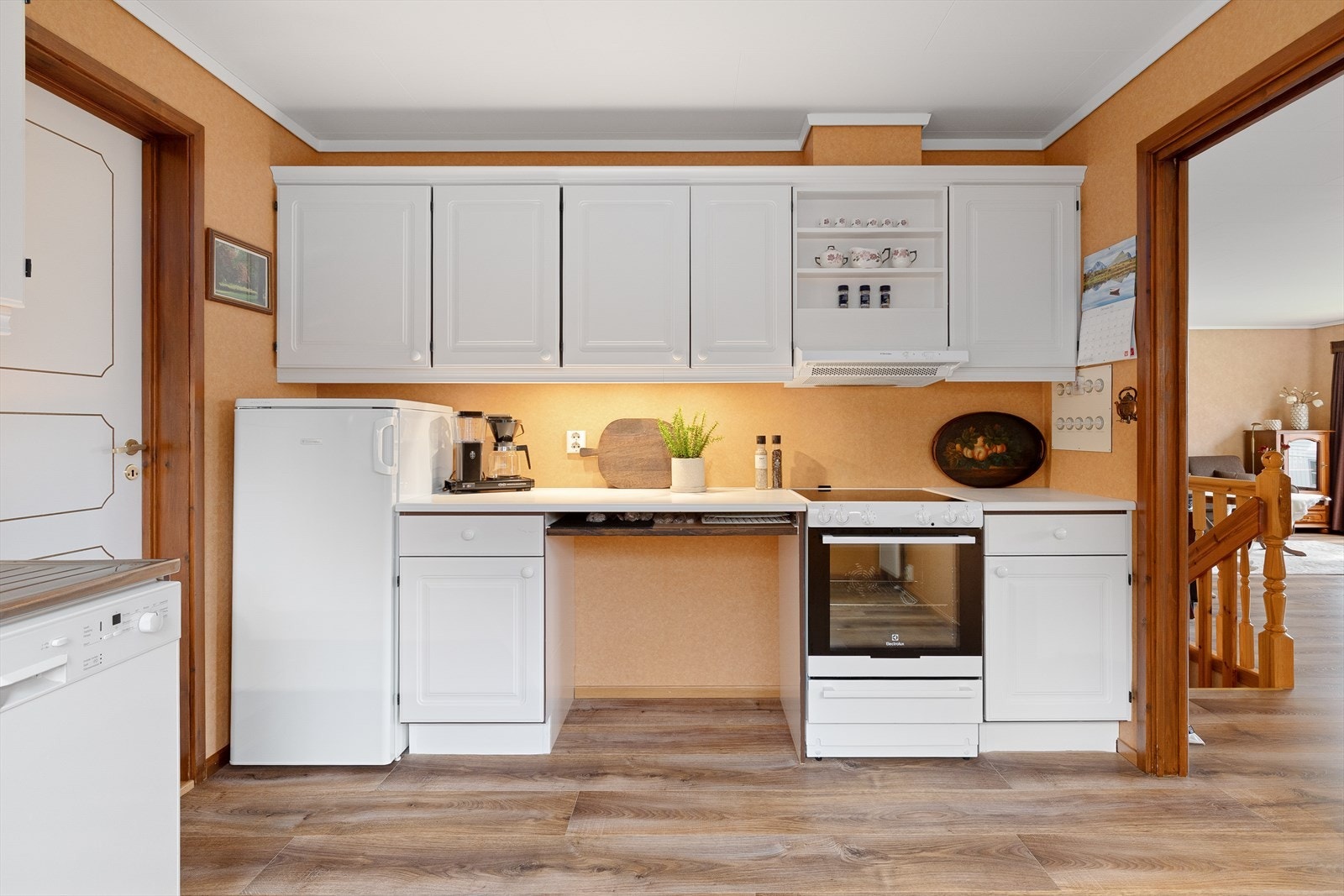 Kjøkkenet god skap- og benkeplass. Galleribilde