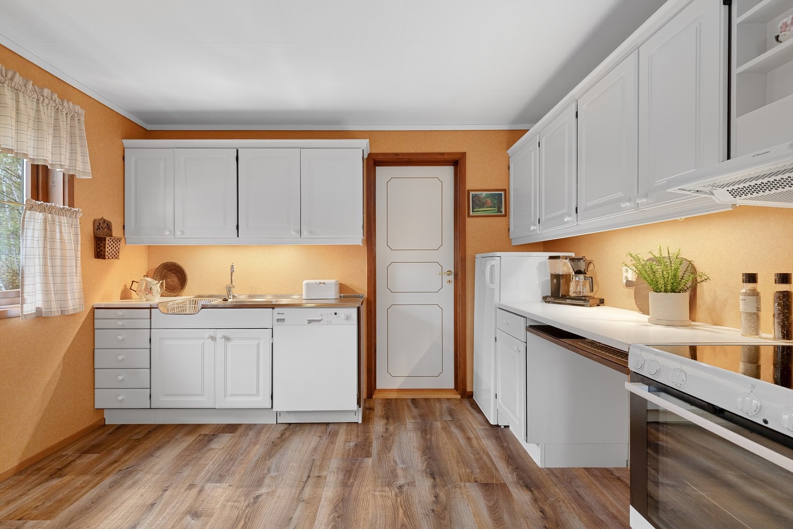 Kjøkken av romsleg størrelse med plass til eit lite kjøkkenbord om ein ynskjer. Galleribilde