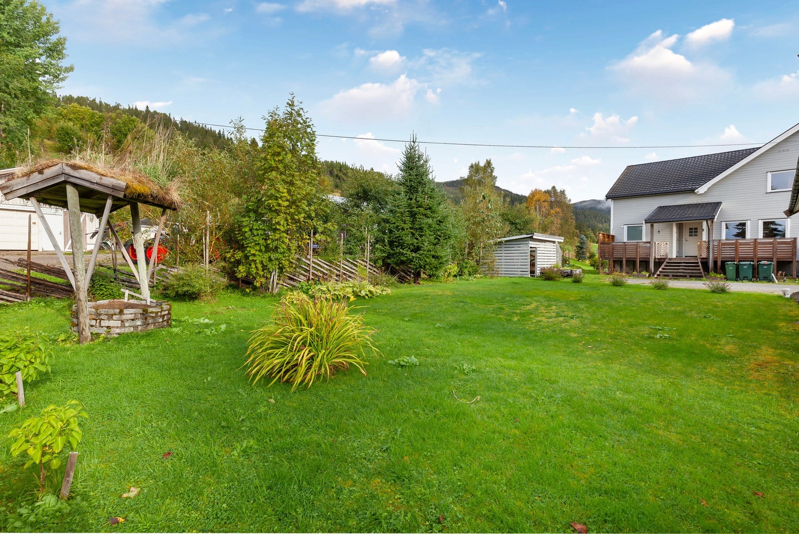 Meget pent opparbeidet og gjennomført hage. Galleribilde