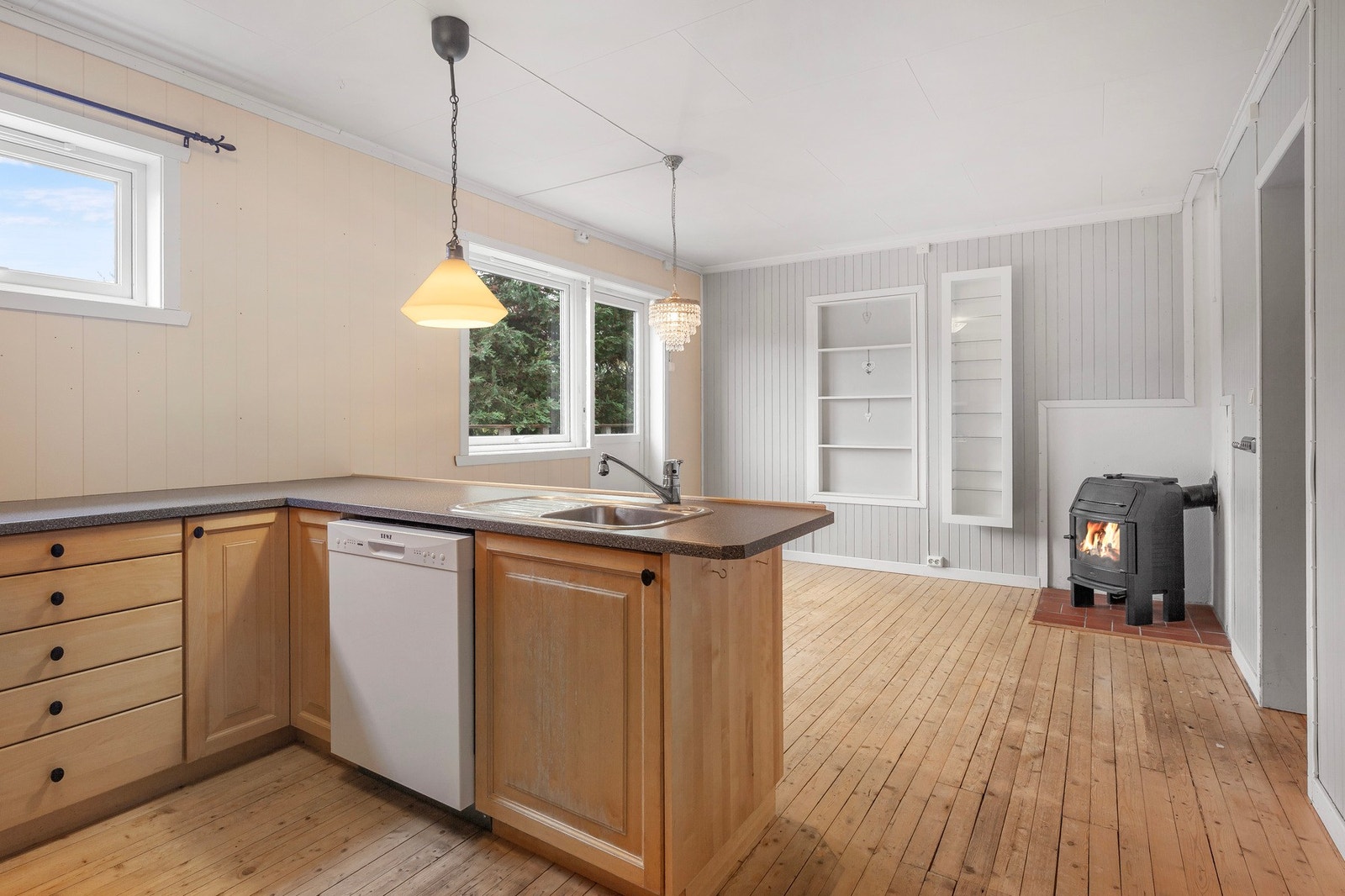 Kjøkken med utgang til balkong. Galleribilde