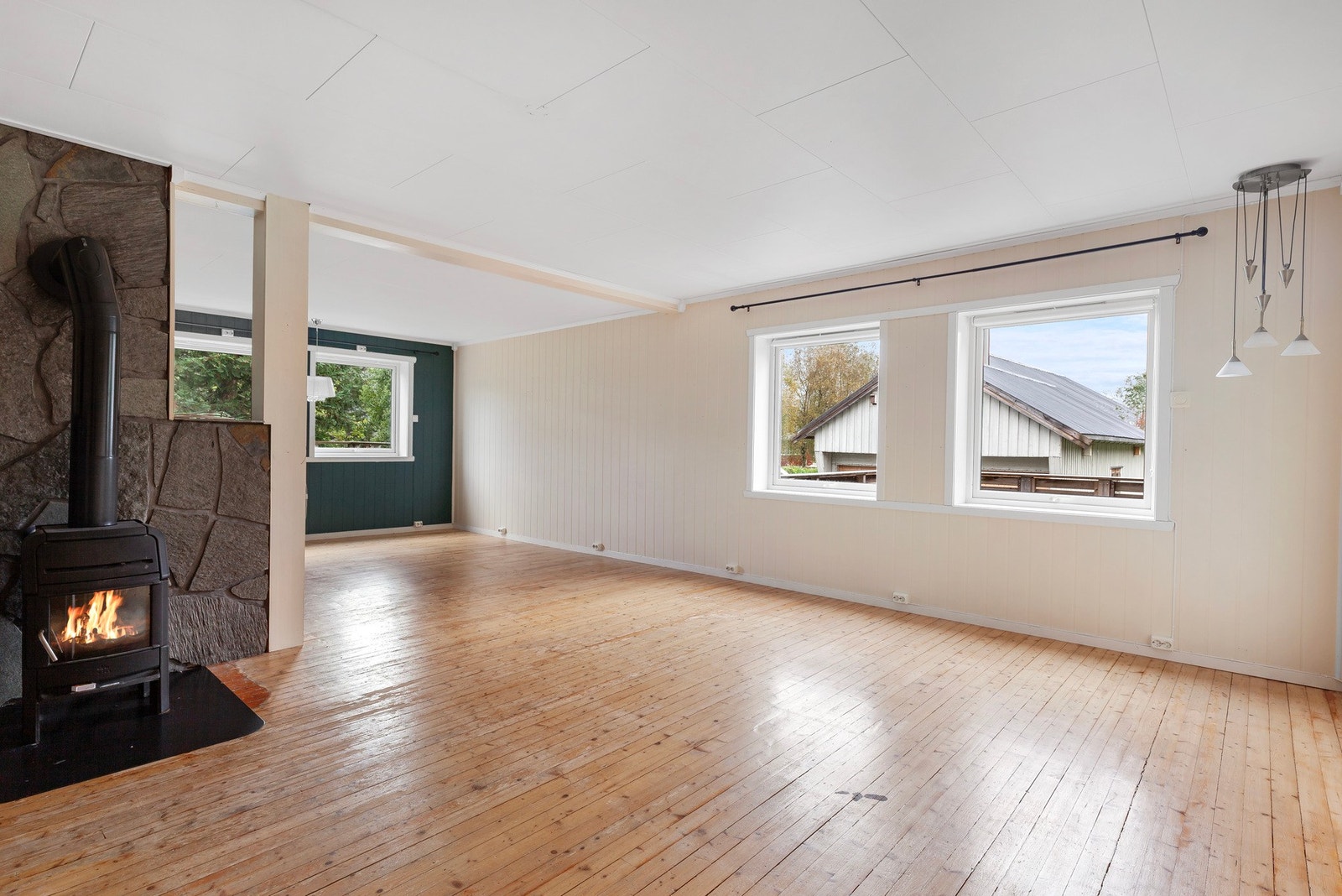 Store vindusflater som gir godt med naturlig lys inn i rommet. Galleribilde