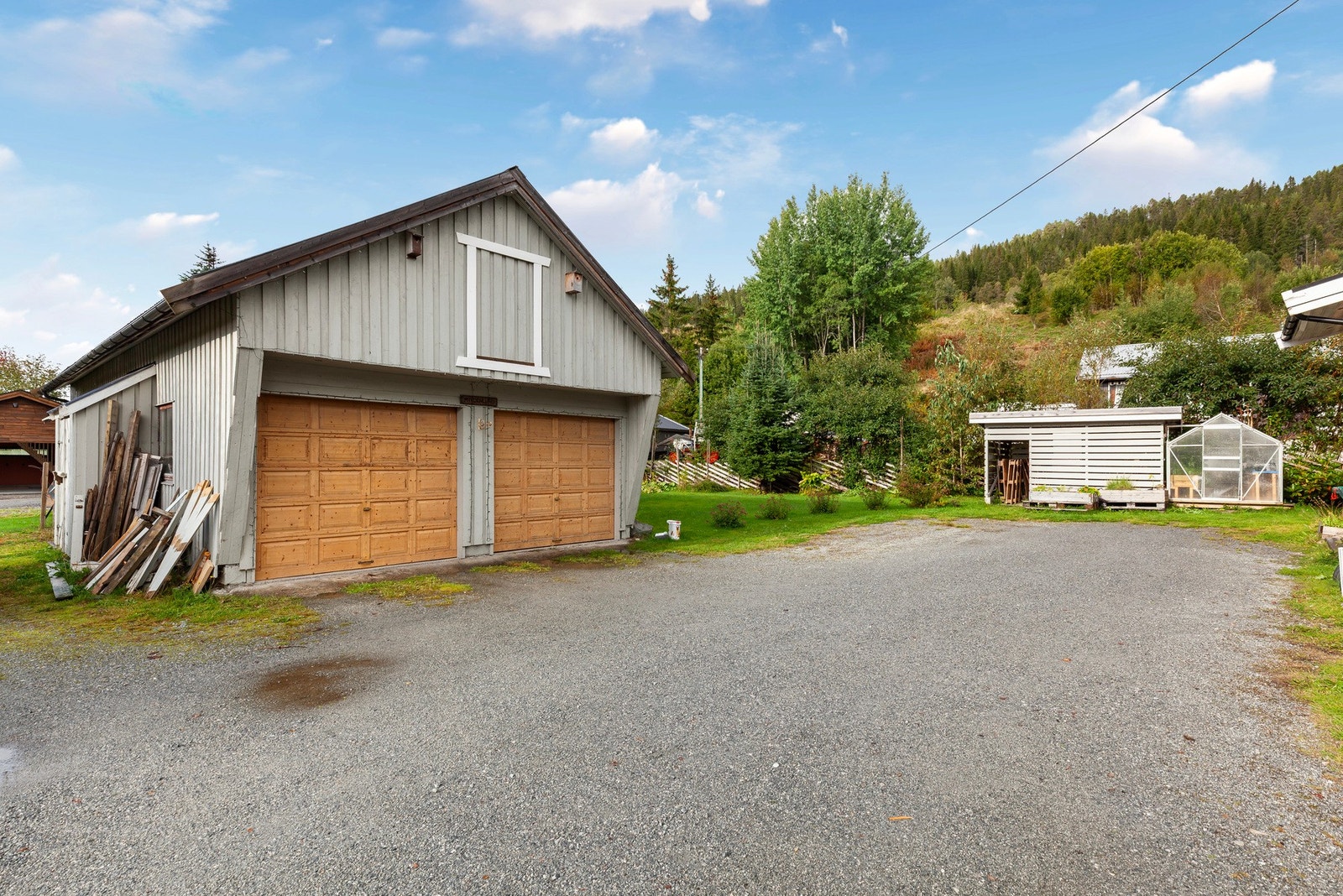 Parkering i dobbelgarasje, samt god plass på egen tomt. Galleribilde