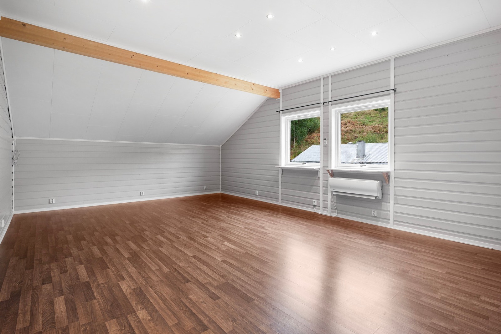 Romslig stue med god takhøyde, downlights i himling. Galleribilde