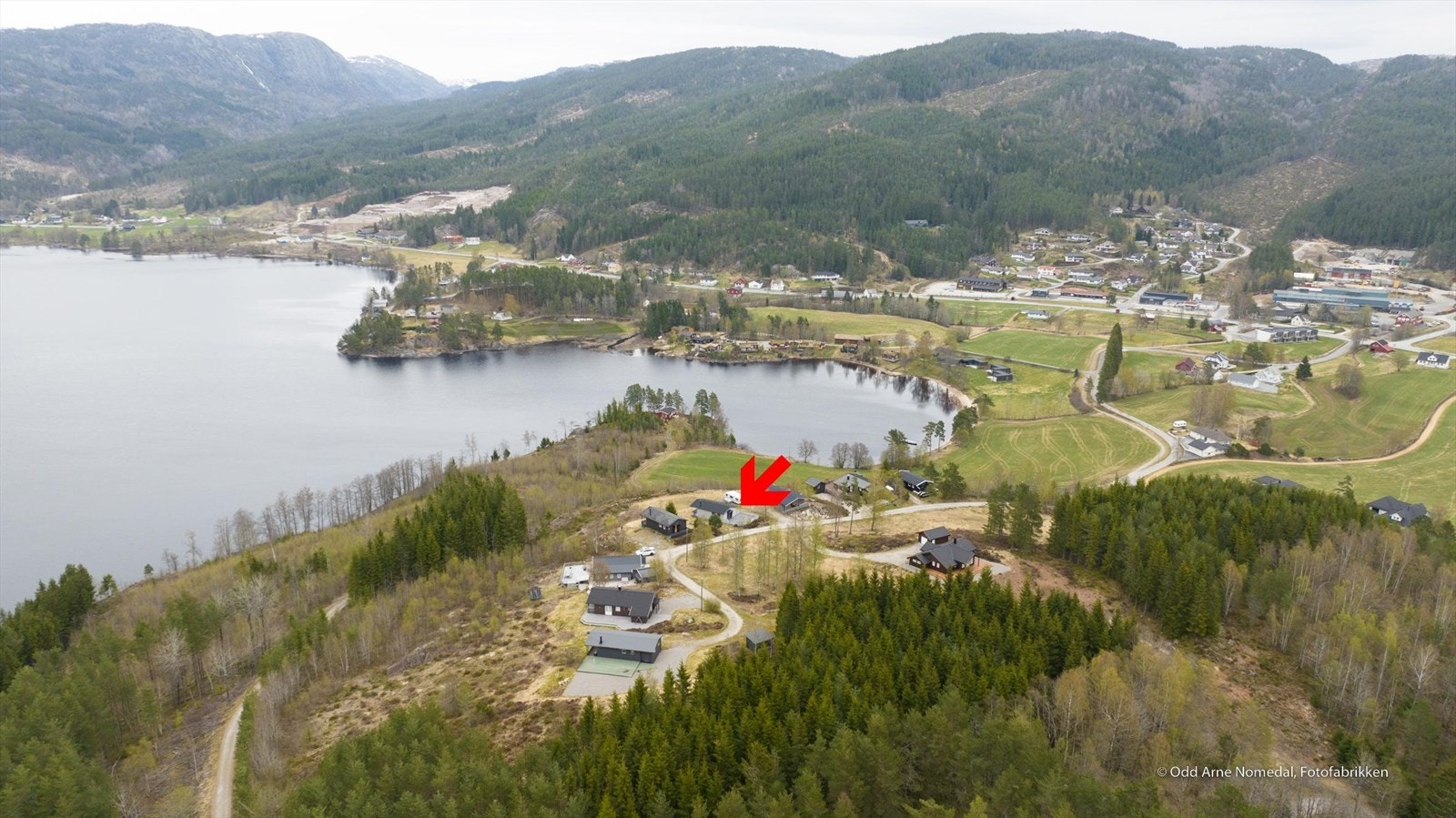 Nærhet til Lygnevannet og butikk, bensinstasjon m.m i Eiken Galleribilde