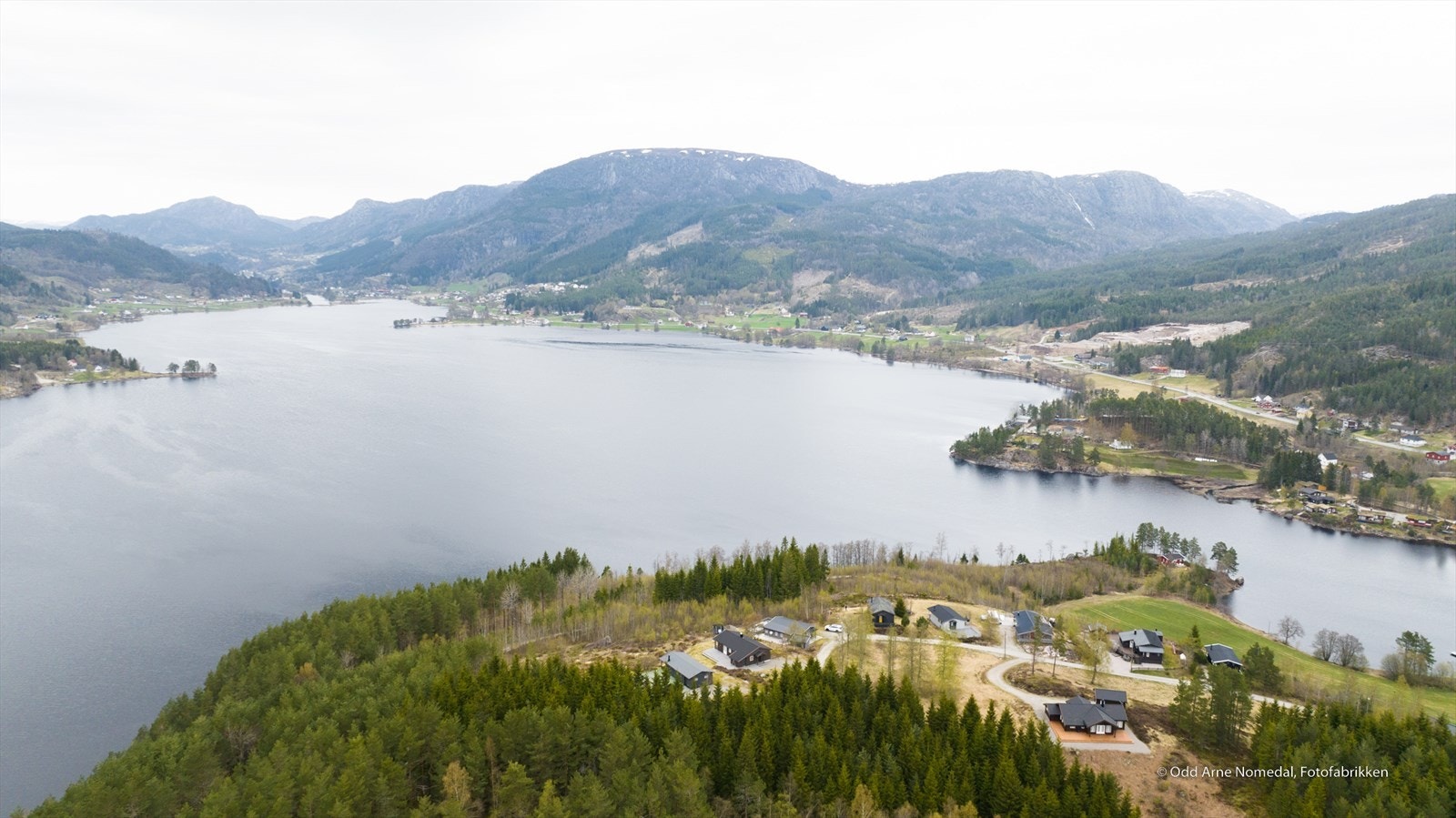 Hyttene ligger solrikt på en topp. Båtfeste medfølger i Lygnevannet Galleribilde