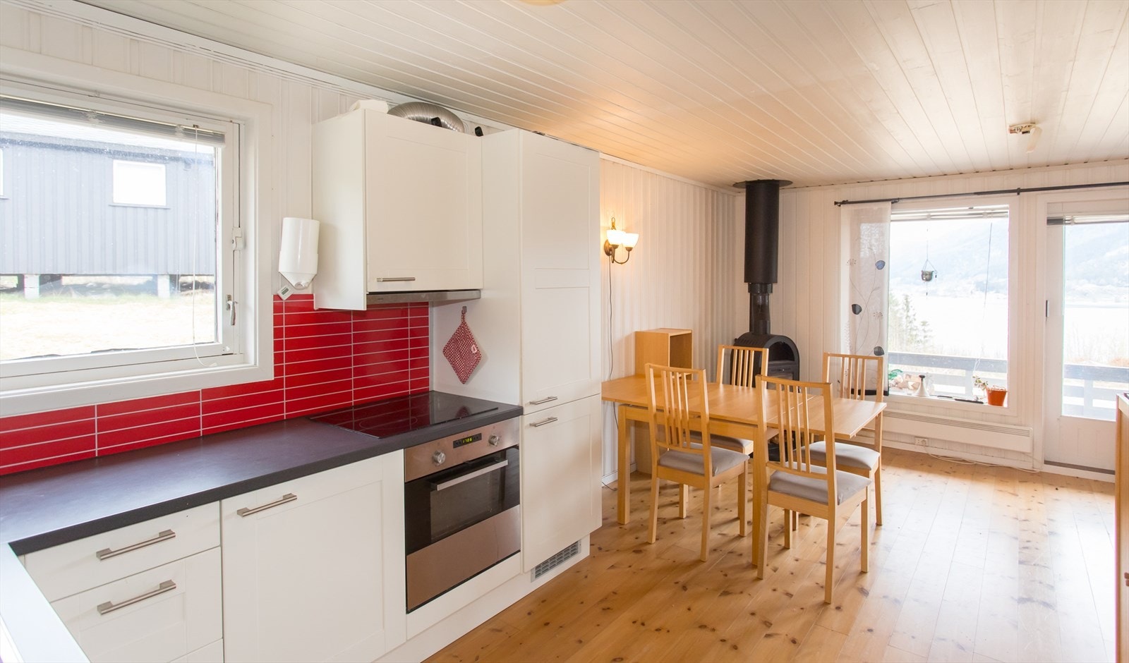 Kjøkken m/spiseplass Galleribilde