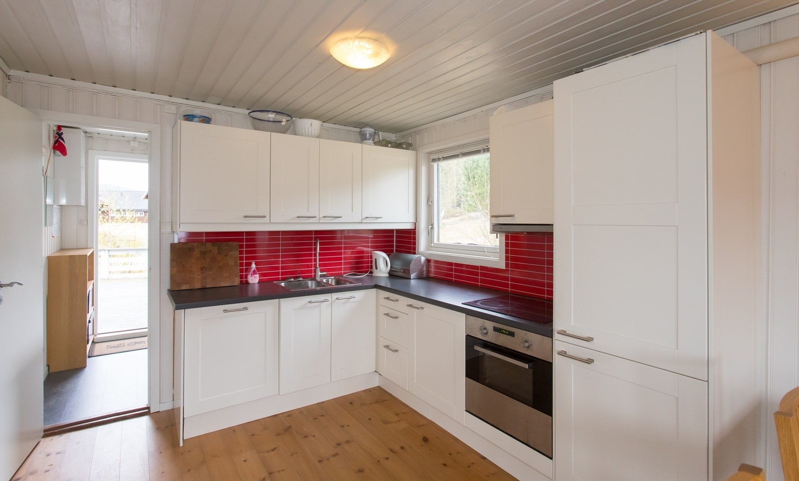 Kjøkken med innholdsrik innredning, nytt i 2009. Galleribilde