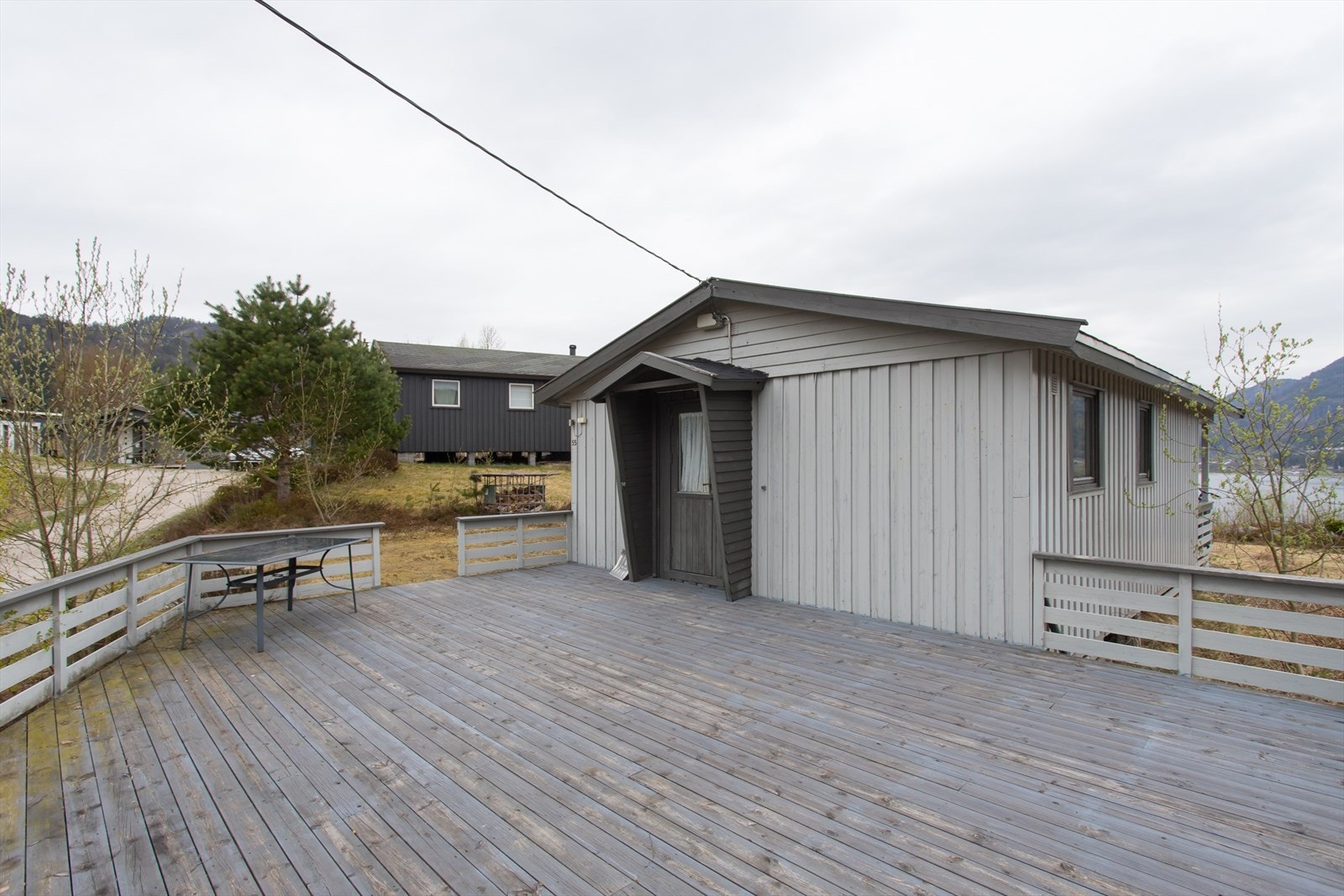 Stor terrasse ved inngangspartiet. Velkommen inn! Galleribilde