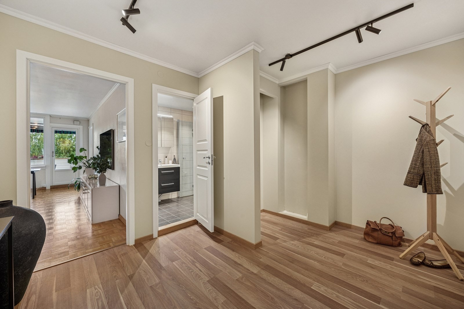 Entréen gir et godt førsteinntrykk av leiligheten. Galleribilde