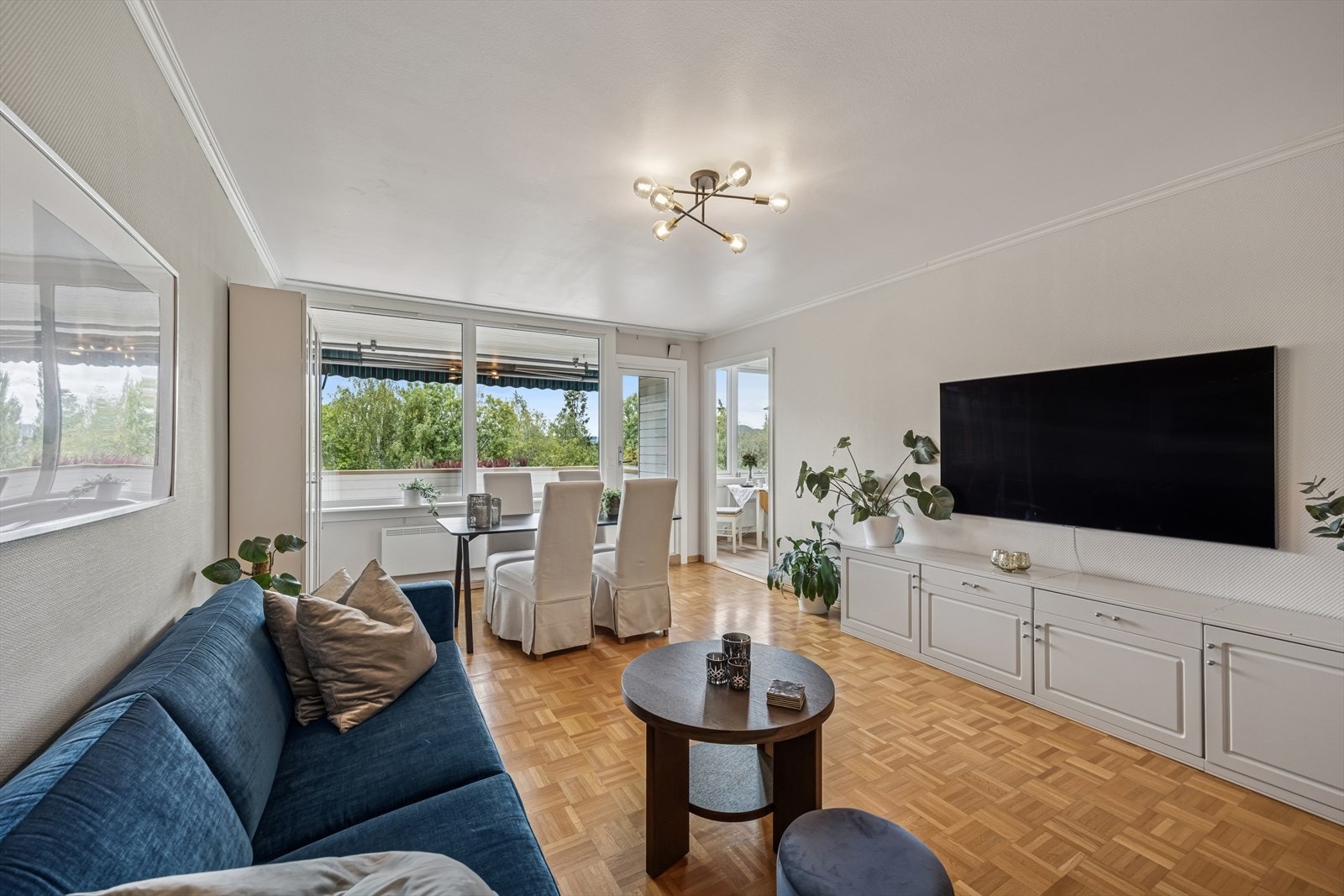 En lys og luftig stue med gode møbleringsmuligheter. Galleribilde