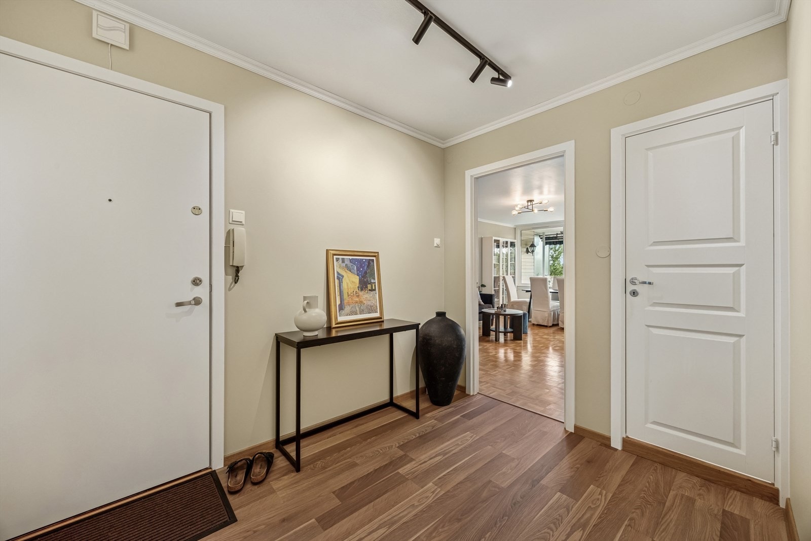 Entreen ble oppgradert i 2025 med nytt gulv, og veggene ble sparklet og malt. Galleribilde