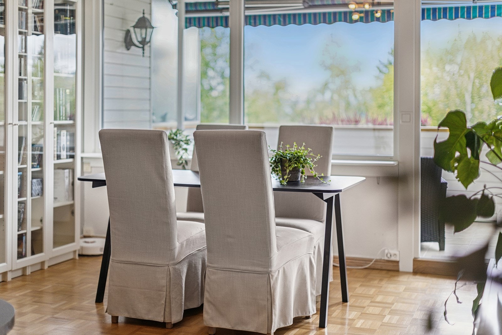 Her er det rikelig med plass til både sofagruppe med tilhørende medialøsning og spisebord. Galleribilde