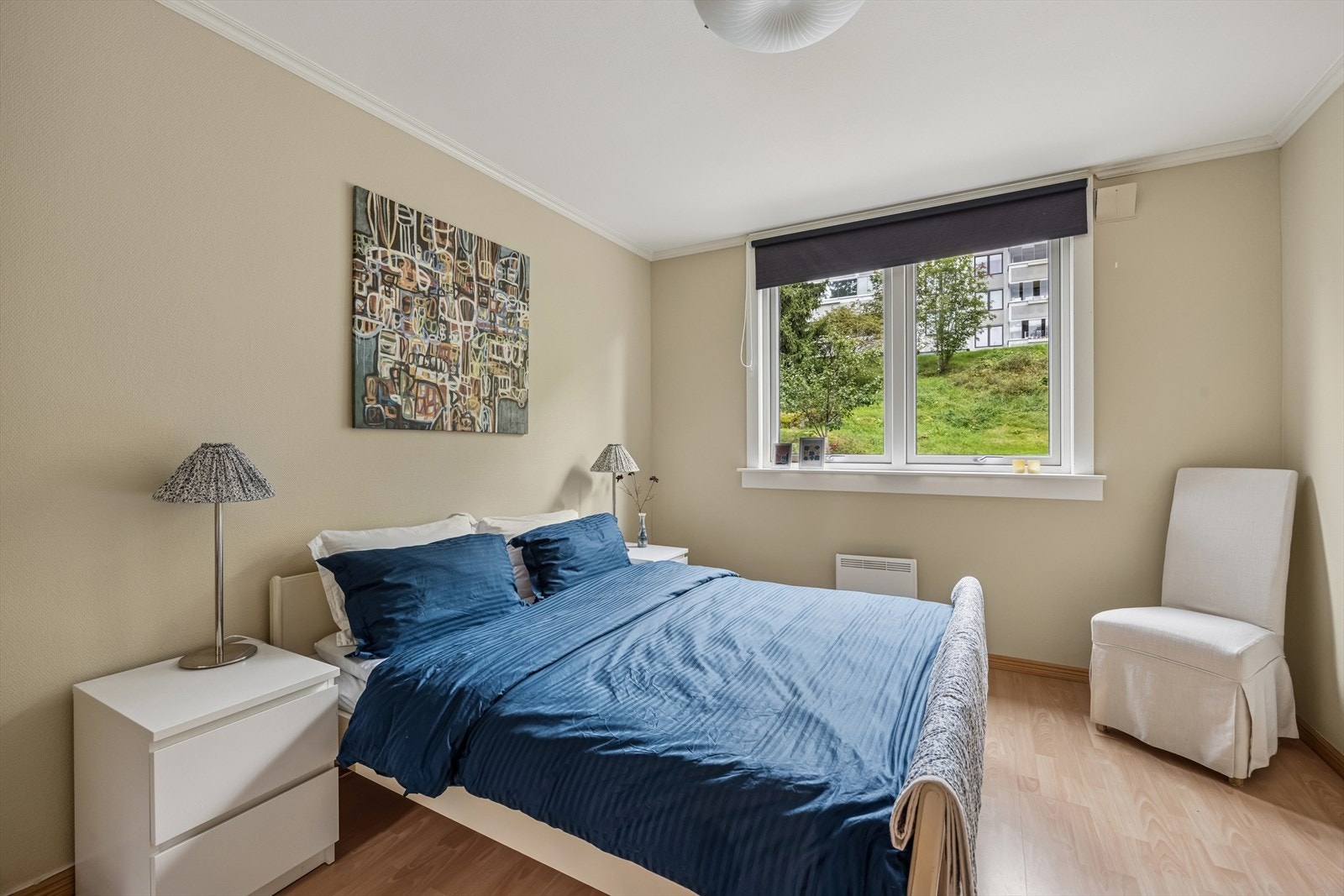 Leiligheten har et romslig soverom med adkomst fra entréen. Galleribilde