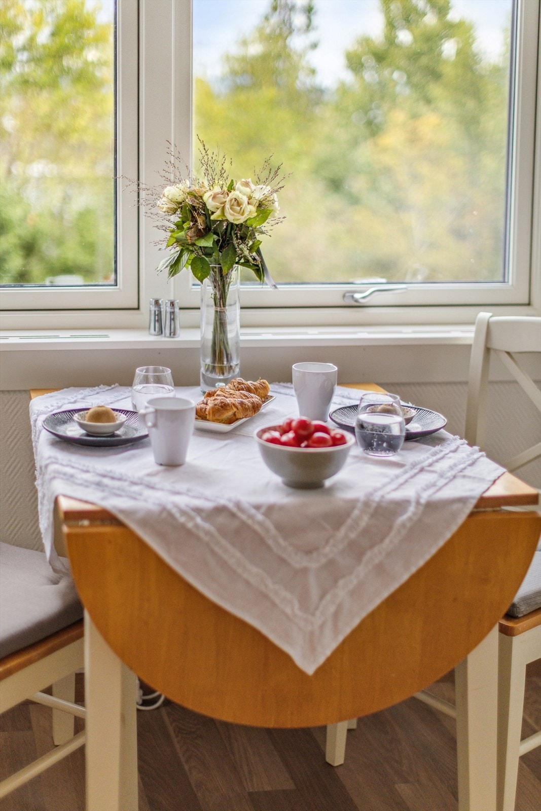 Ved kjøkkenet er det plass til et lite spisebord, hvor du kan starte dagen med frokost eller en kopp kaffe. Galleribilde