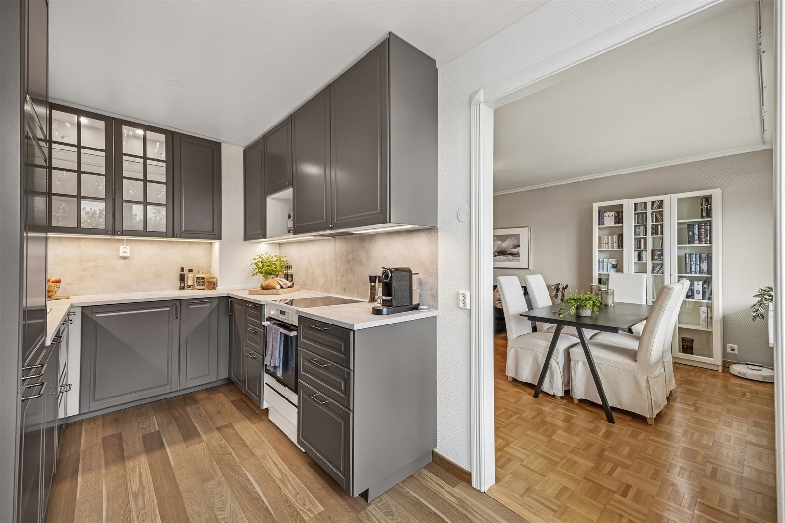 Pent kjøkken fra 2020 med god skap- og benkeplass. Galleribilde