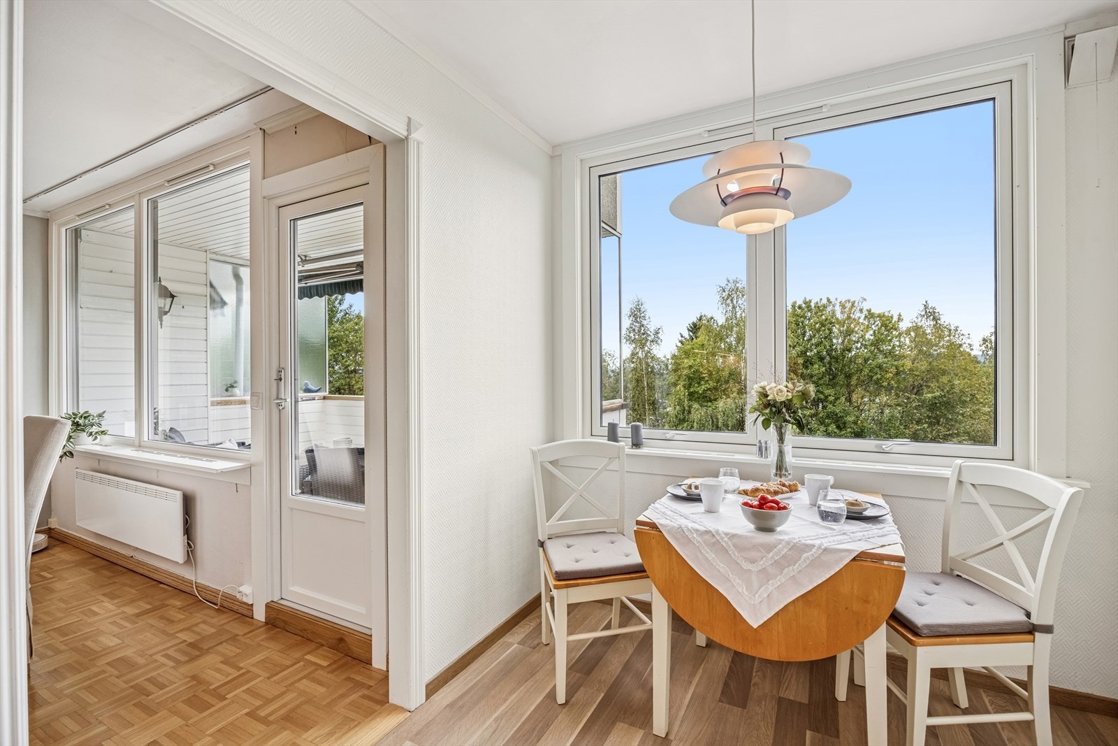 Store vindusflater slipper inn rikelig med naturlig lys og gir en behagelig romfølelse. Galleribilde