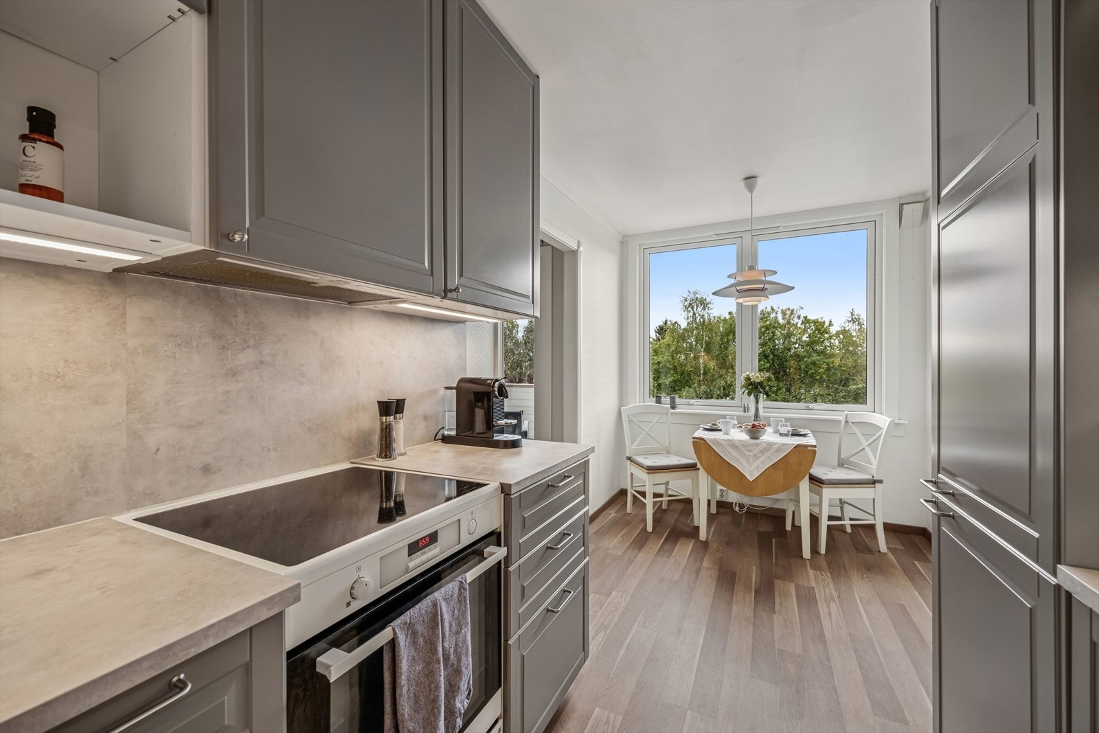 Det ble lagt nytt gulv på kjøkkenet i 2020. Galleribilde