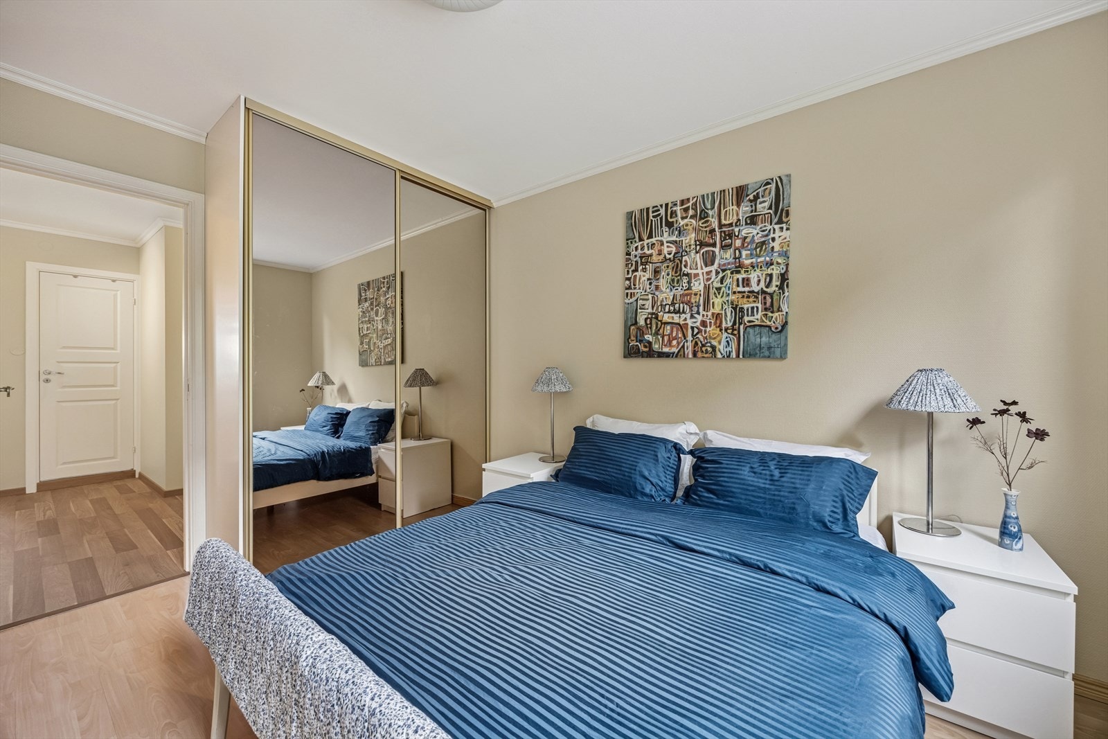 Soverommet ble malt i en behagelig farge i 2025. Galleribilde