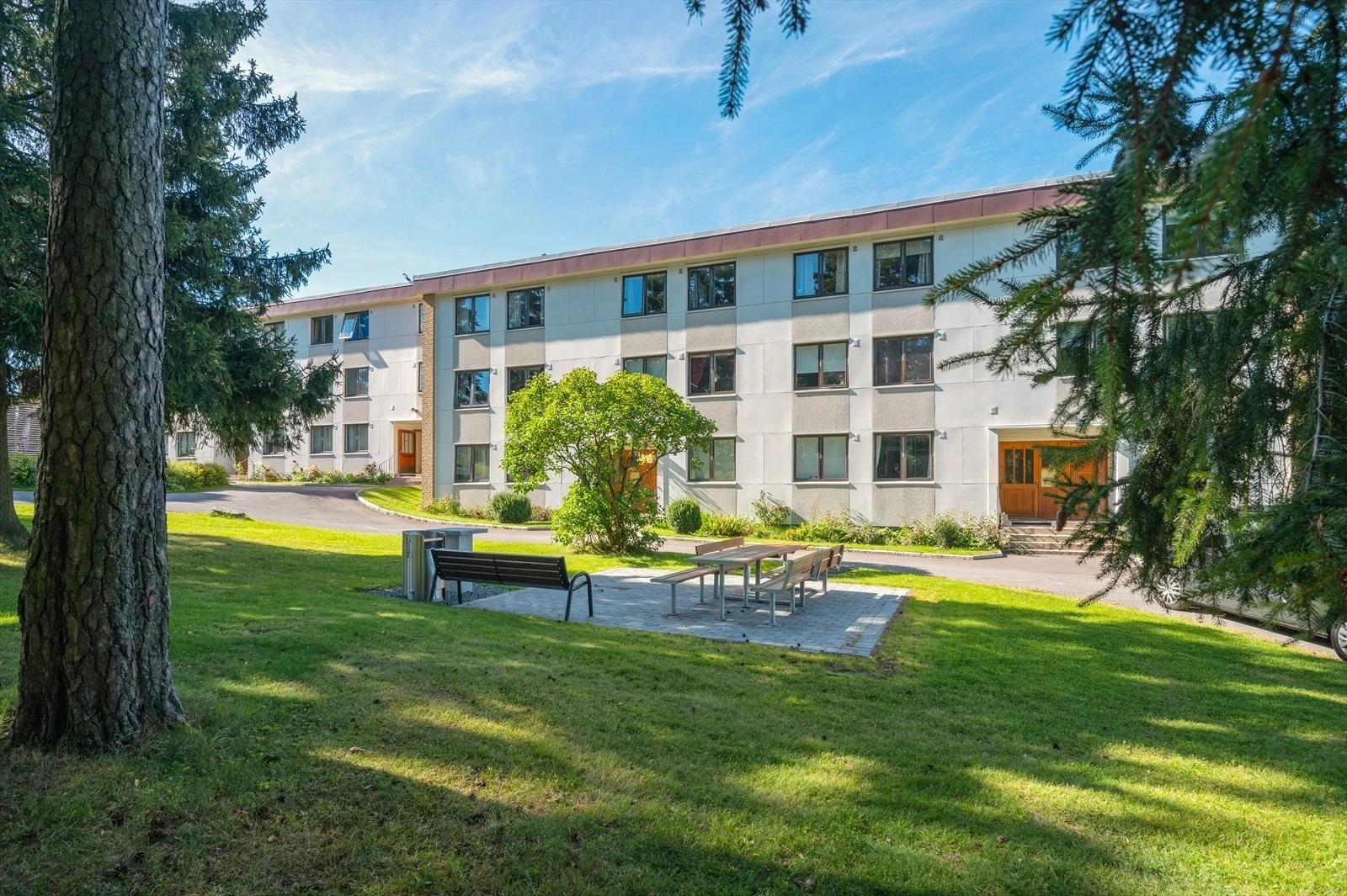 Flotte uteplasser med grillstasjoner i borettslaget. Galleribilde