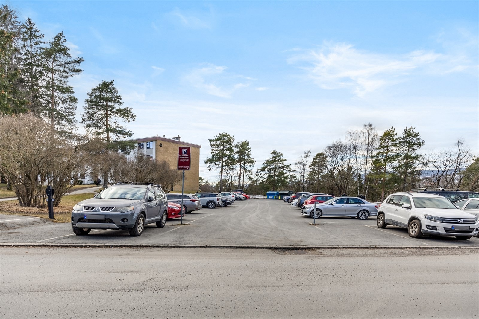 Borettslaget har 120 garasjer og 324 parkeringsplasser. Også med mulighet for lader av elbil. Galleribilde