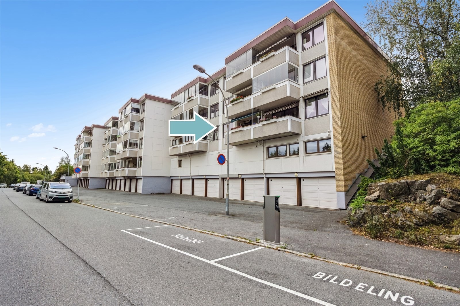 Boligen fungerer som en høy 1.etg. Nesten andre etasje fra fremsiden. Galleribilde