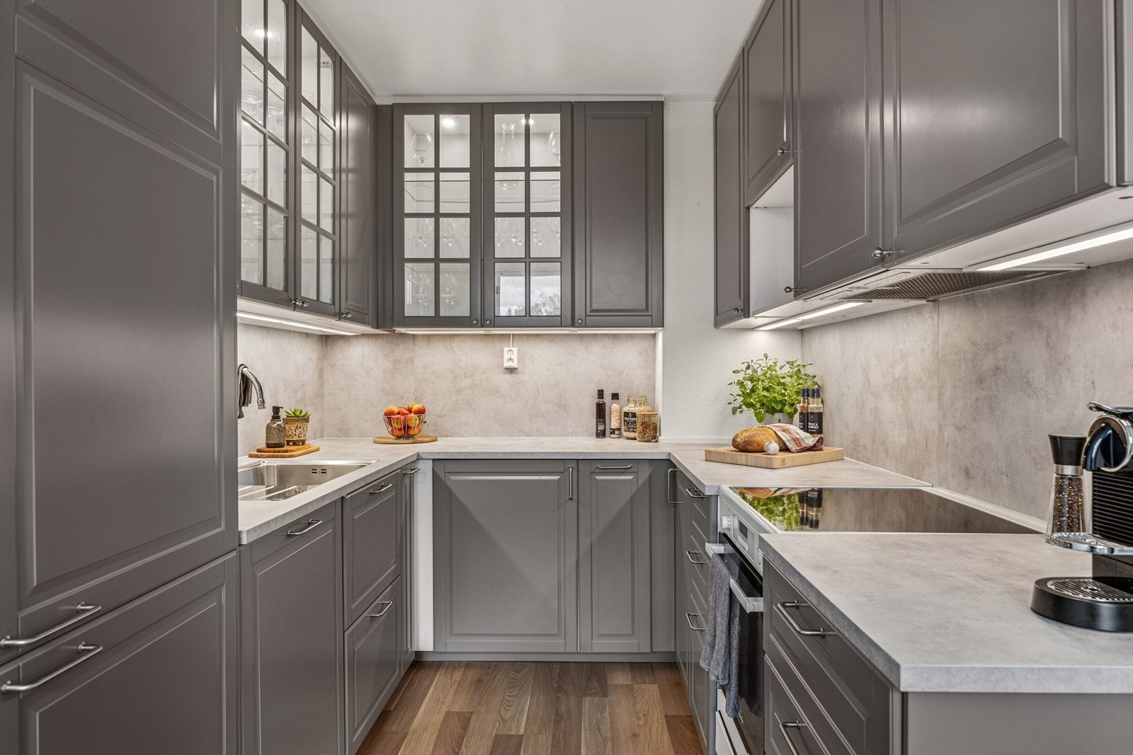 Innredningen har profilerte fronter og takhøye skap. Galleribilde