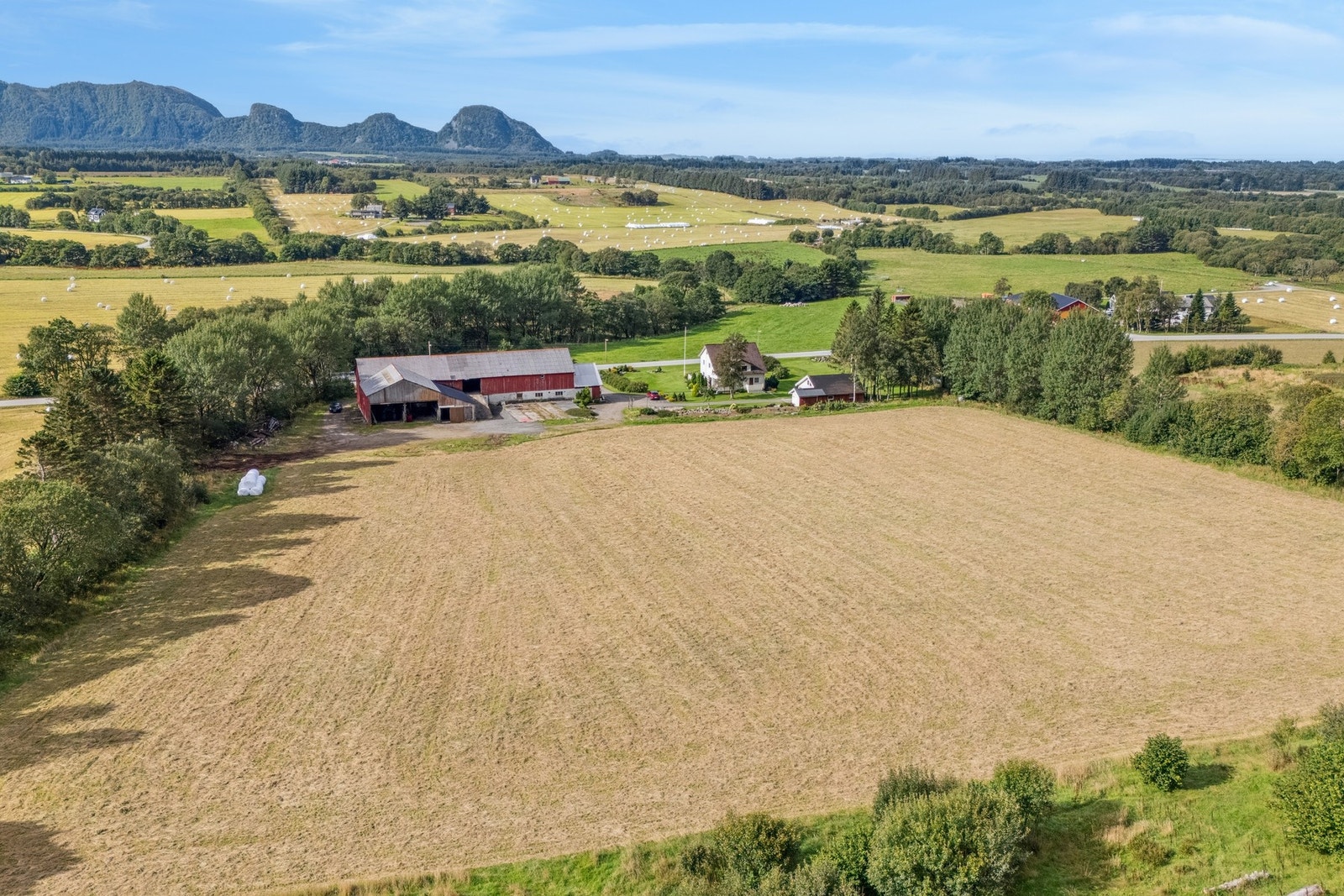 Landbrukseiendom på ca. 178 dekar med fulldyrket jord, skog, utmark og eget gårdstun. En eiendom med både historie, særpreg og mange muligheter for ny eier. Galleribilde