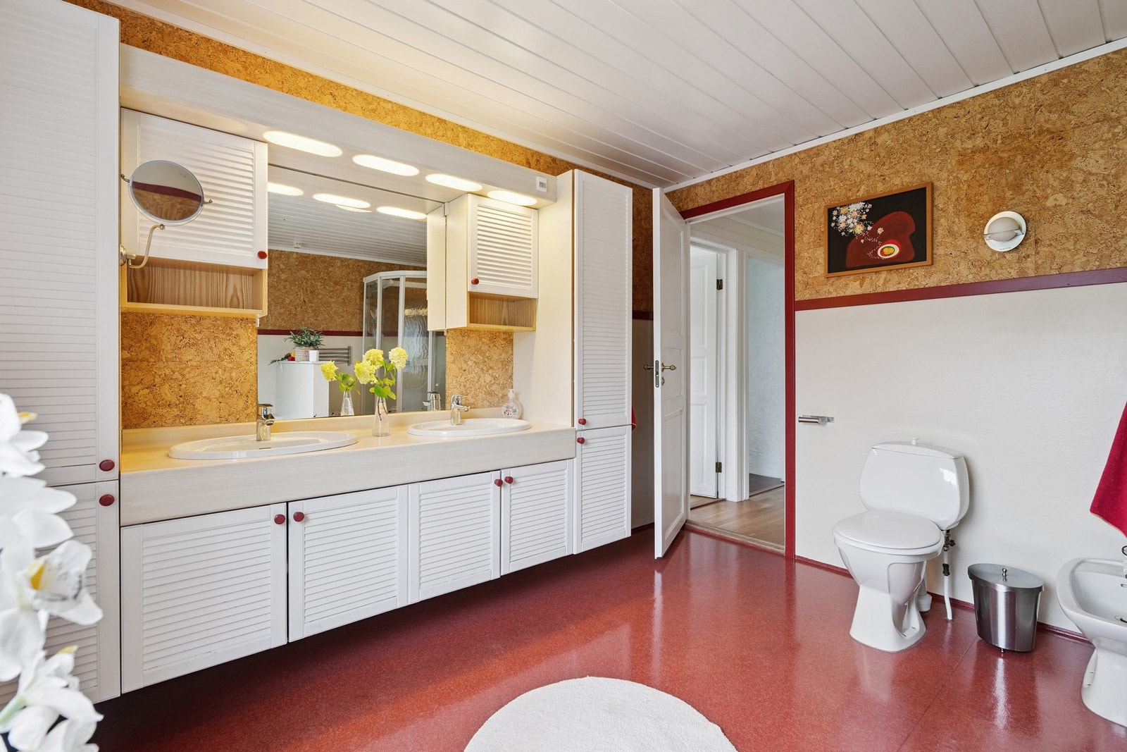 Stort og romslig bad i andreetasje med både dusj og badekar. Galleribilde